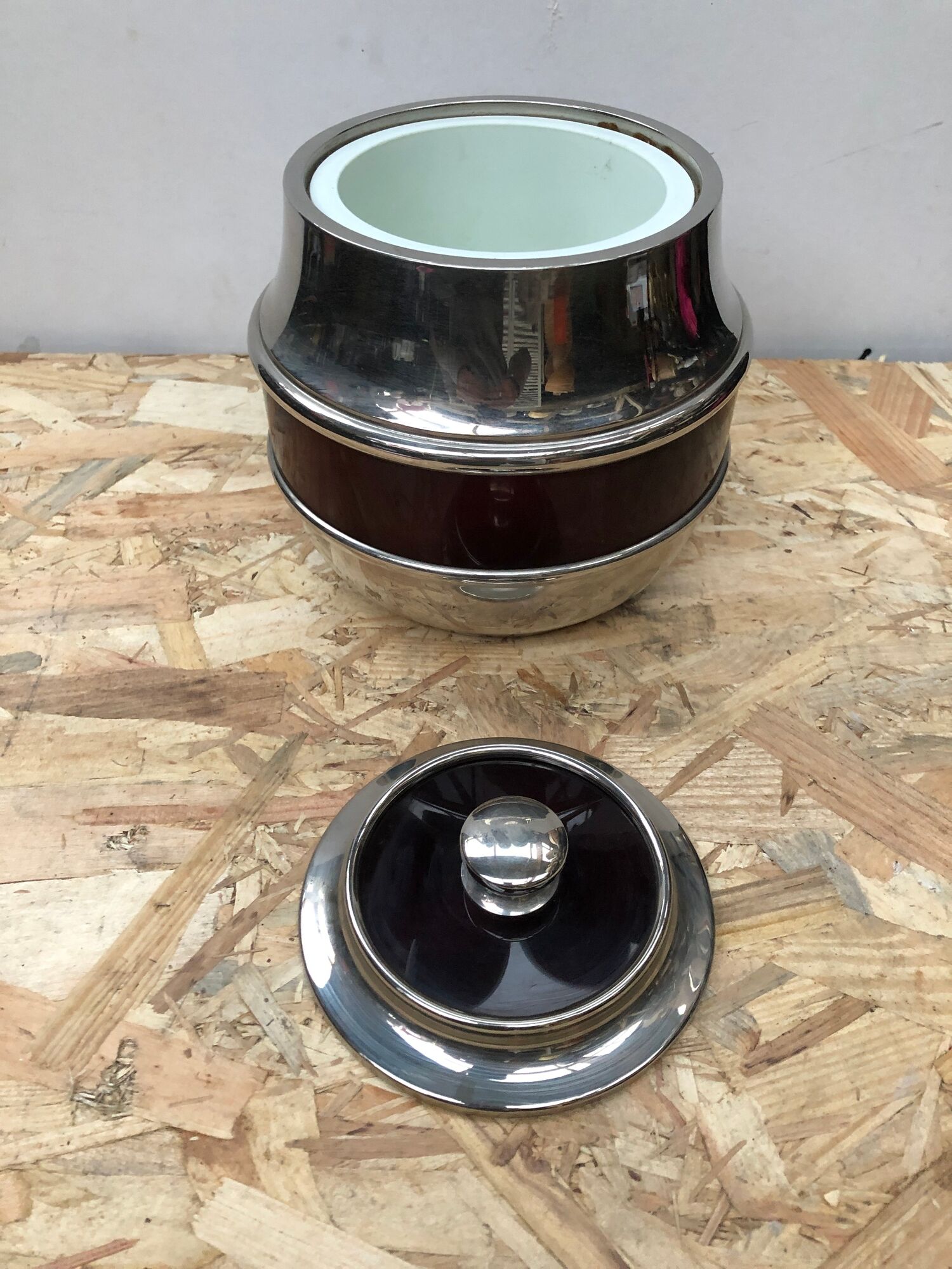 Old bucket with glacons deco maella plastic bordeaux