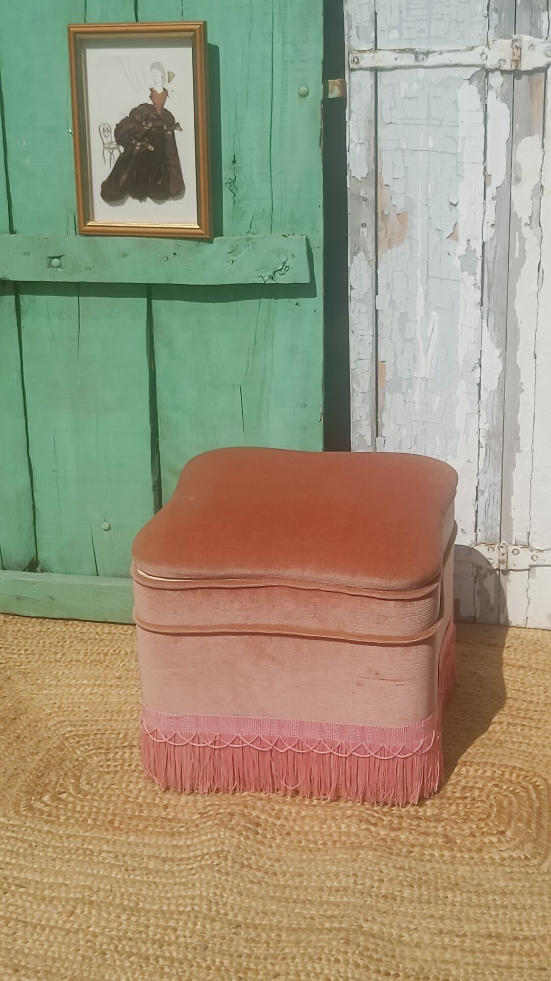 Pouf coffre en velours rose à franges, vers 1950-1960