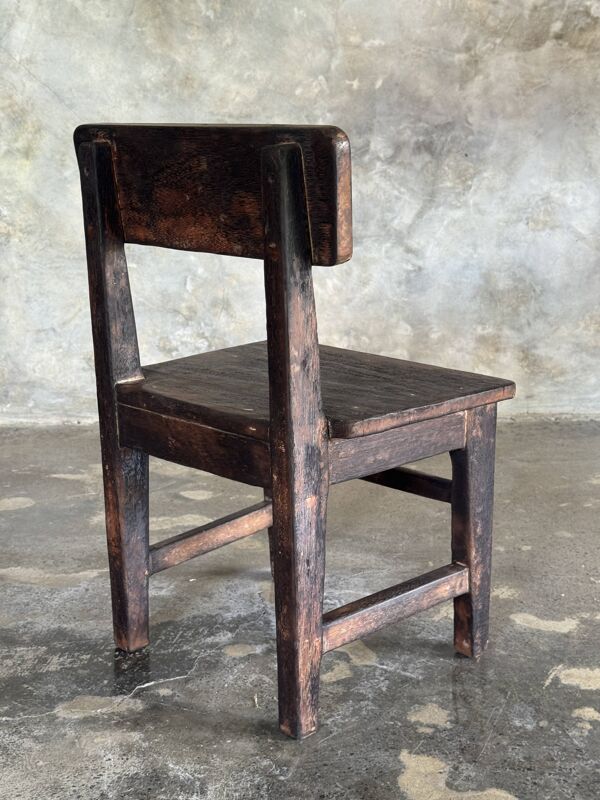 Petite chaise d'enfant ancienne indonésienne en teck
