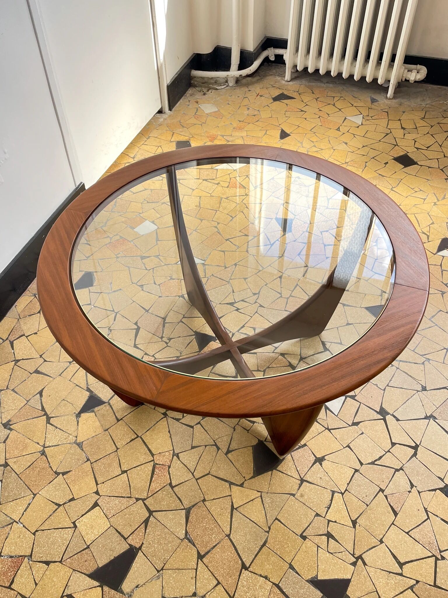 Round Astro coffee table - Victor Wilkins