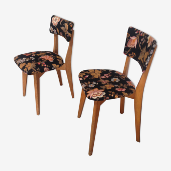 2 black scandinavian chairs and flowers