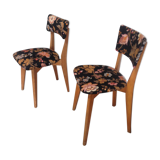 2 black scandinavian chairs and flowers