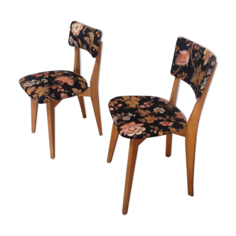 2 black scandinavian chairs and flowers