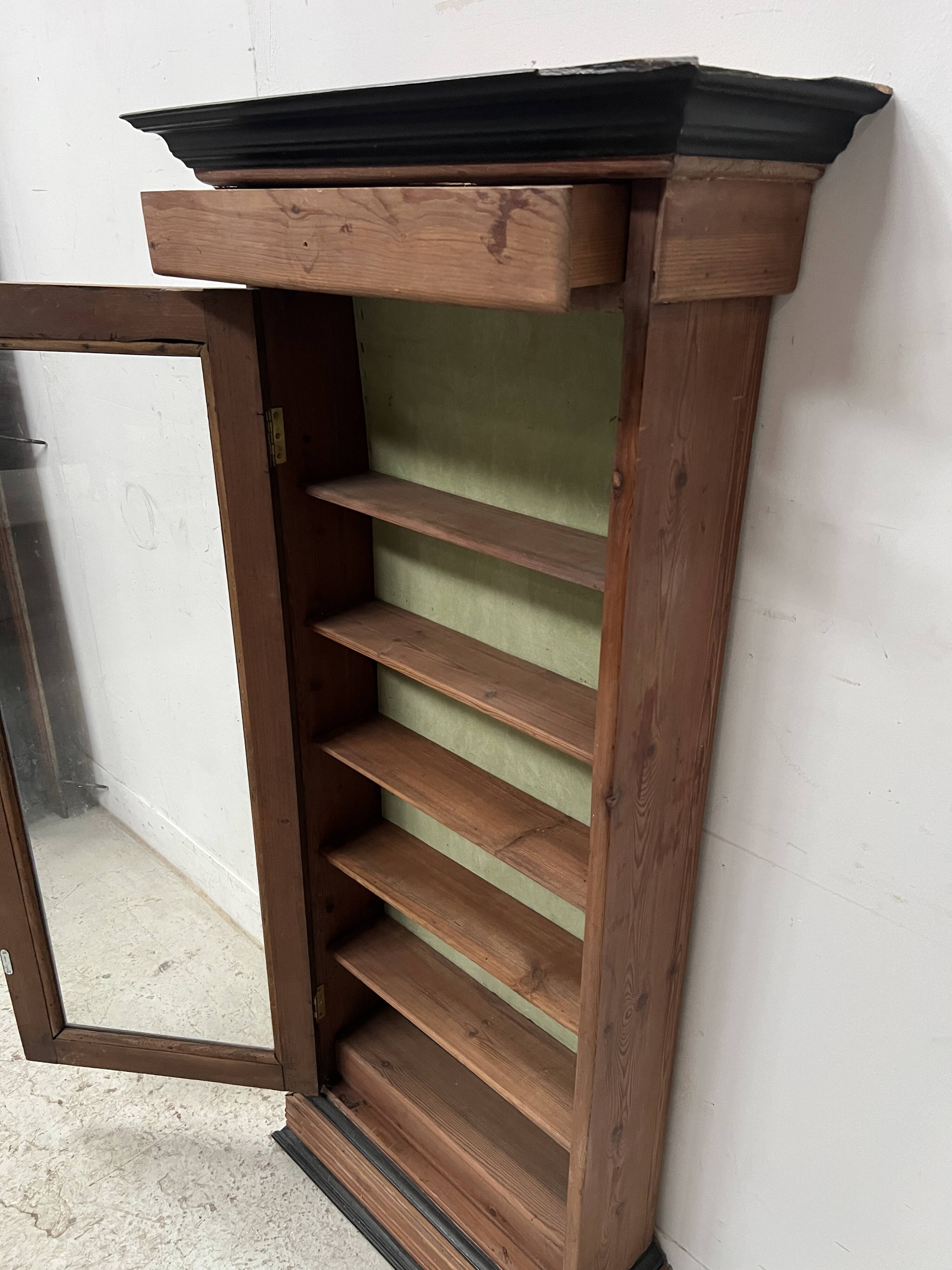 Vitrine murale en bois naturel XIX siècle