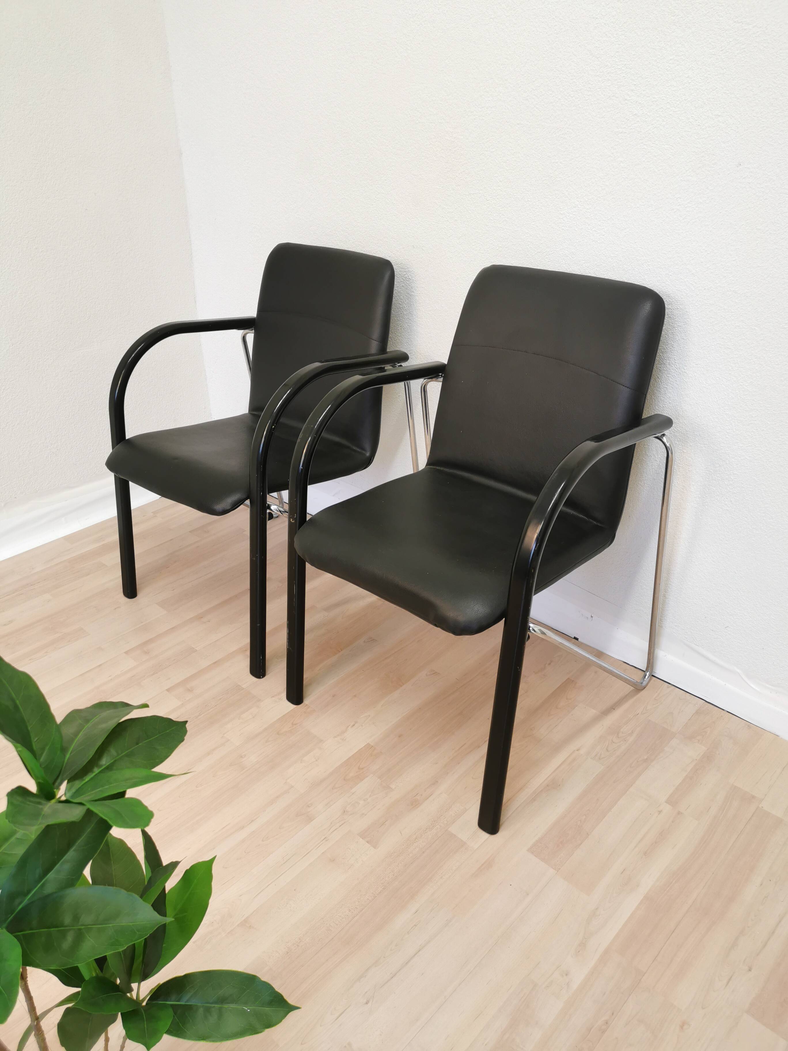 Set of 2 vintage office chairs in black leather chrome base plastic armrests / retro 1980s room