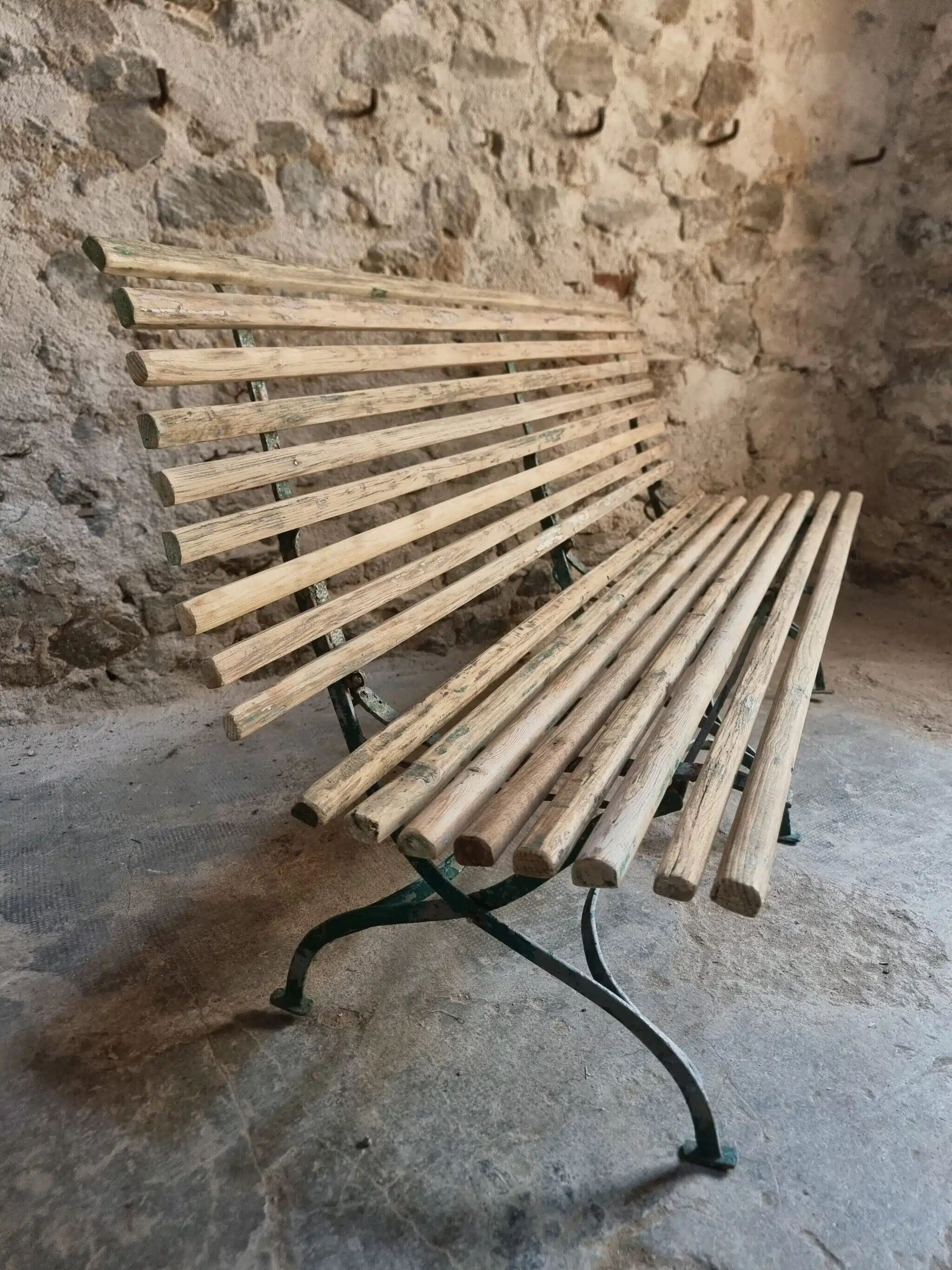 Banc de jardin pliant français ancien, pin et cadre en fer riveté