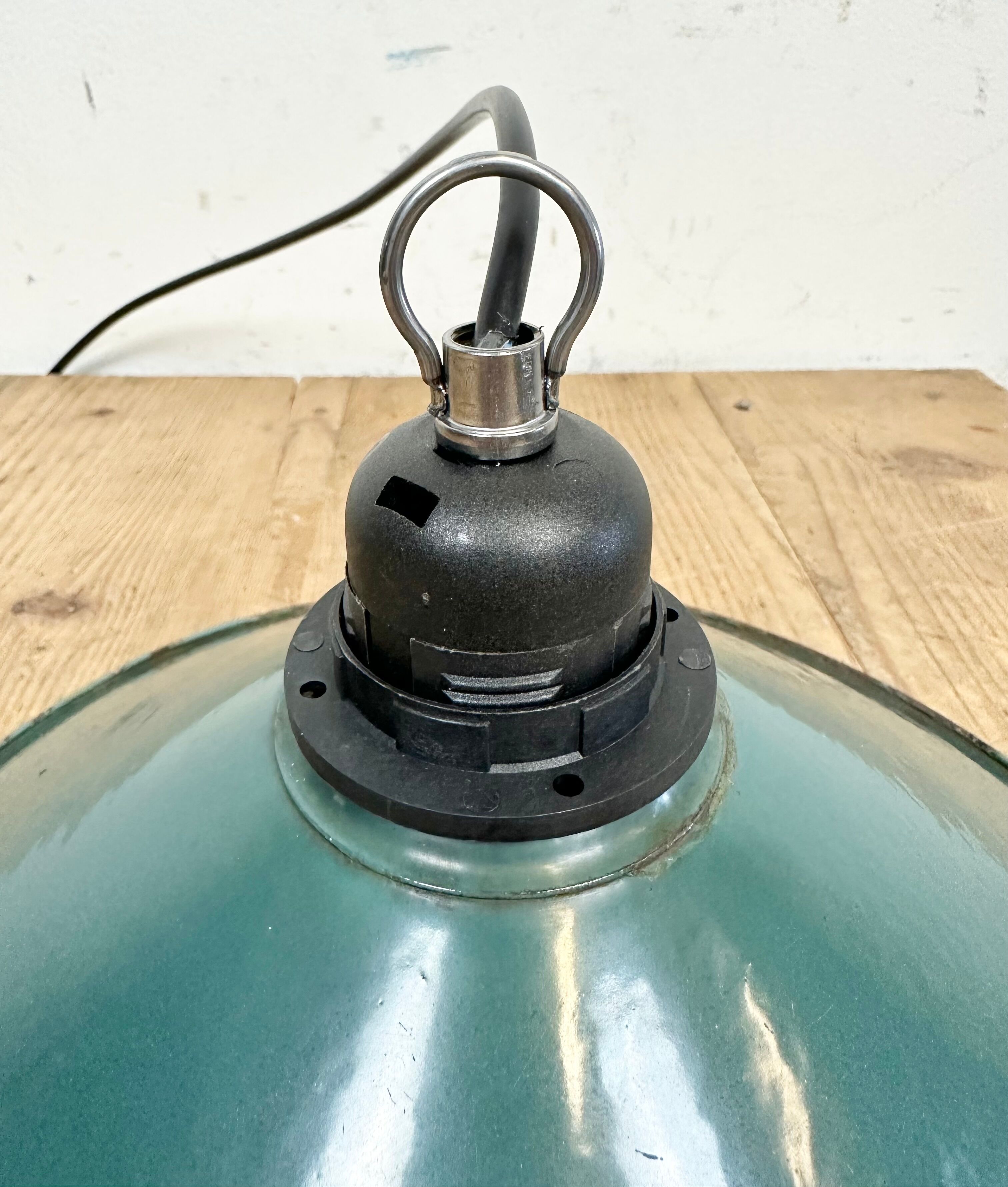 Suspension industrielle en émail vert d’usine, années 1960