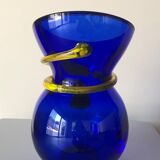 Vase bleu en verre de boheme