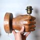 Applique main en bois sculpté