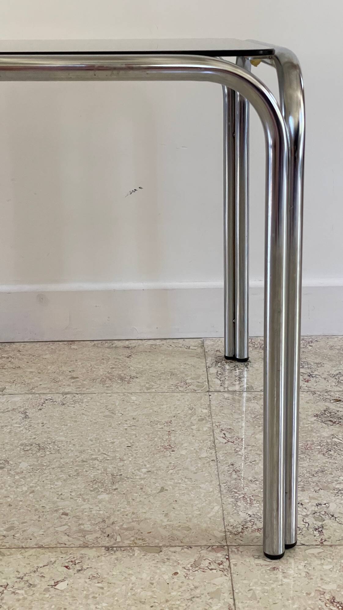 Table basse annees 70 verre et acier chromé
