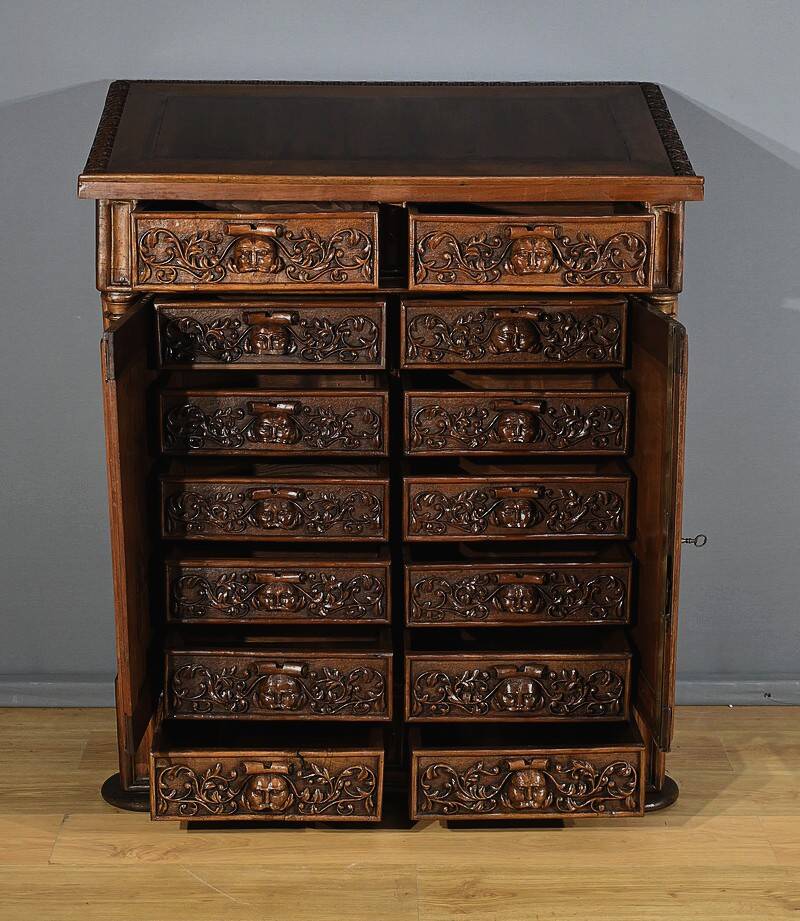 Oratory in solid walnut, Neo-Gothic Renaissance style – Late 19th century