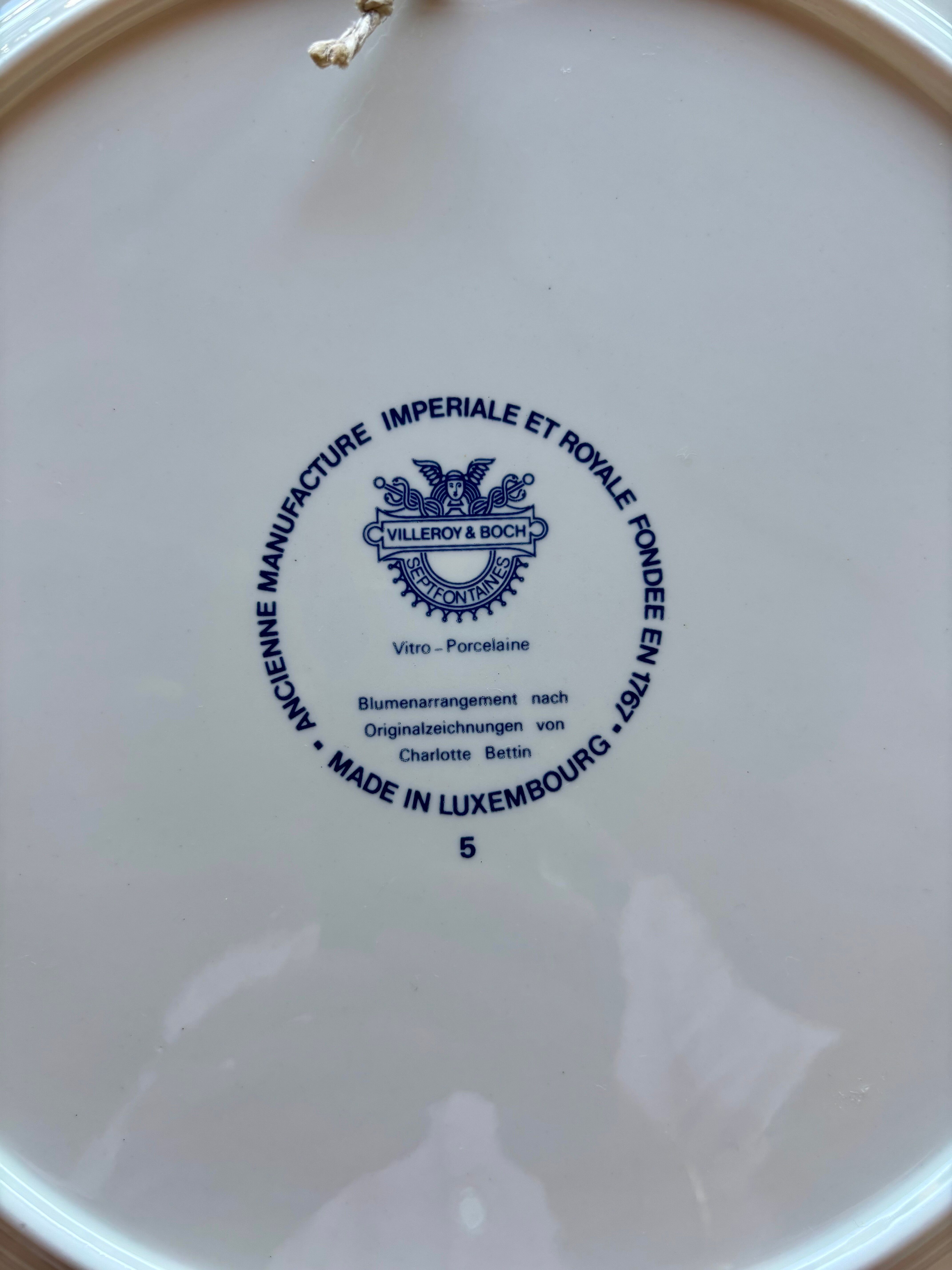Serving dish in porcelain