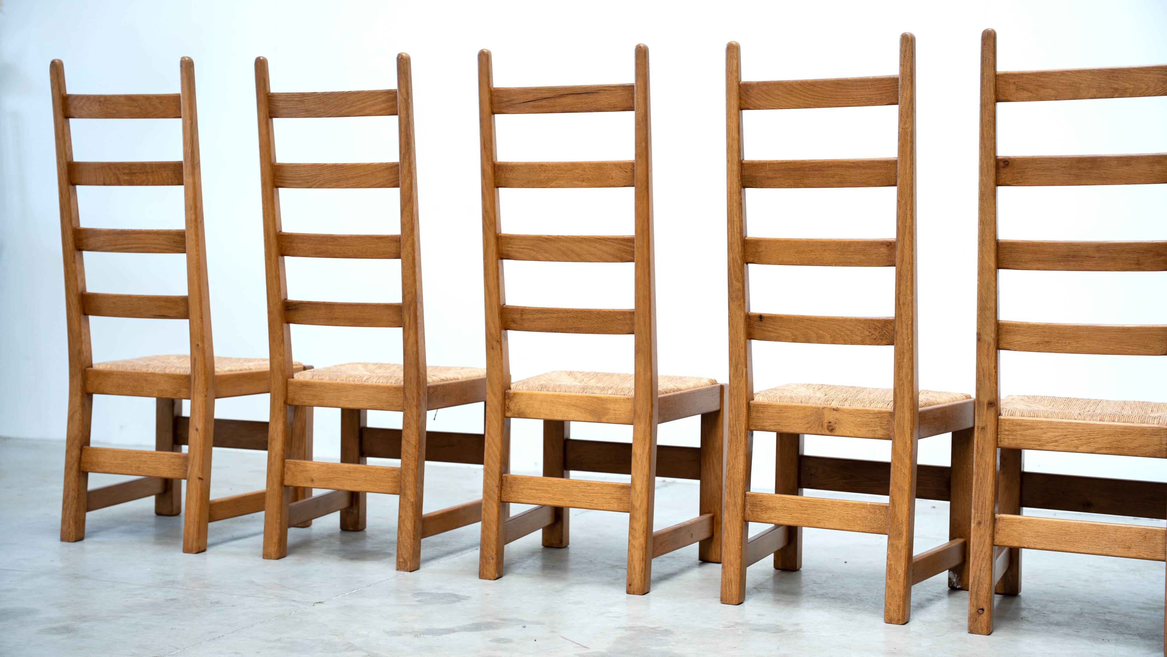 Ensemble de six chaises de salle à manger françaises à dossier haut