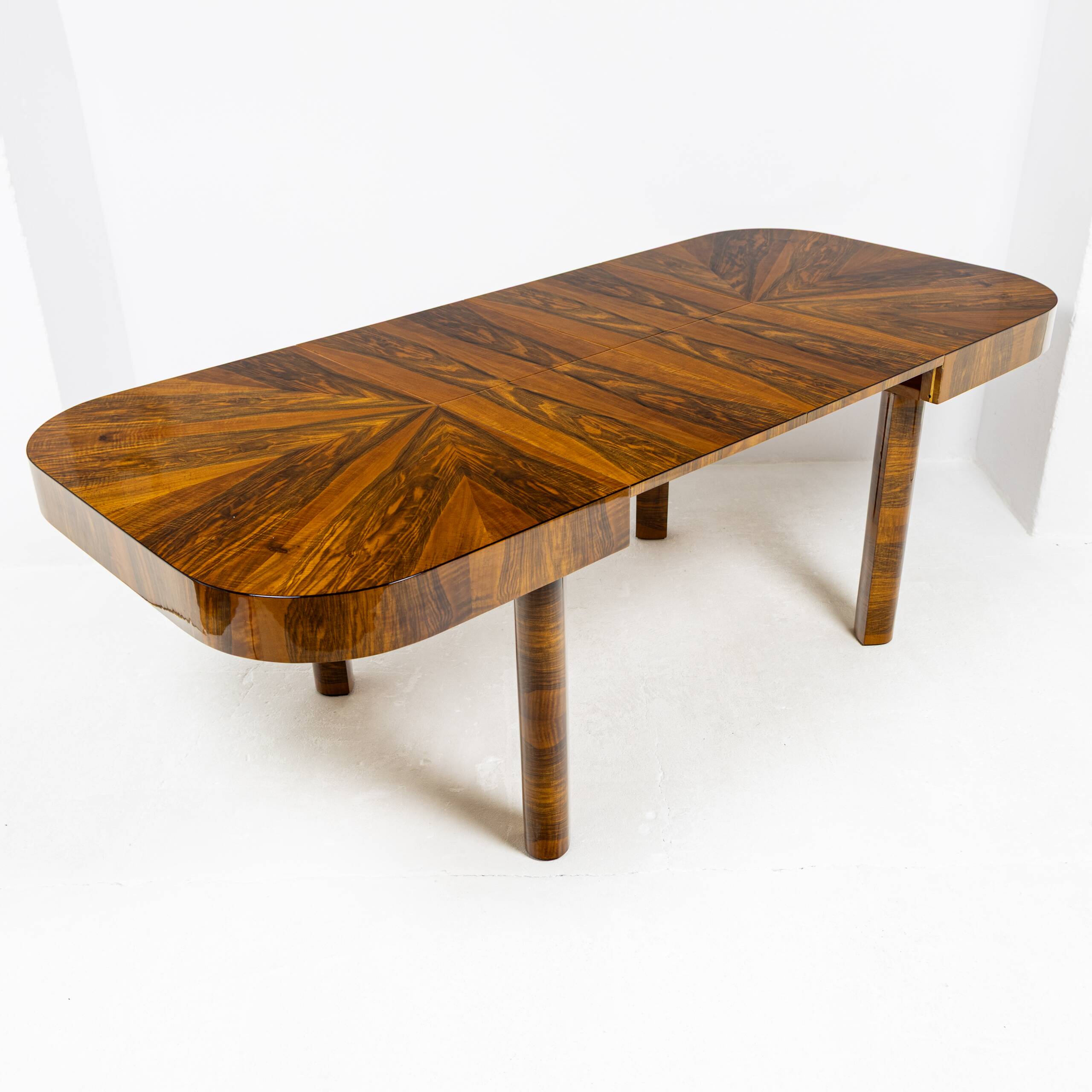 Table extensible Art Déco moderniste en noyer 1930–1944