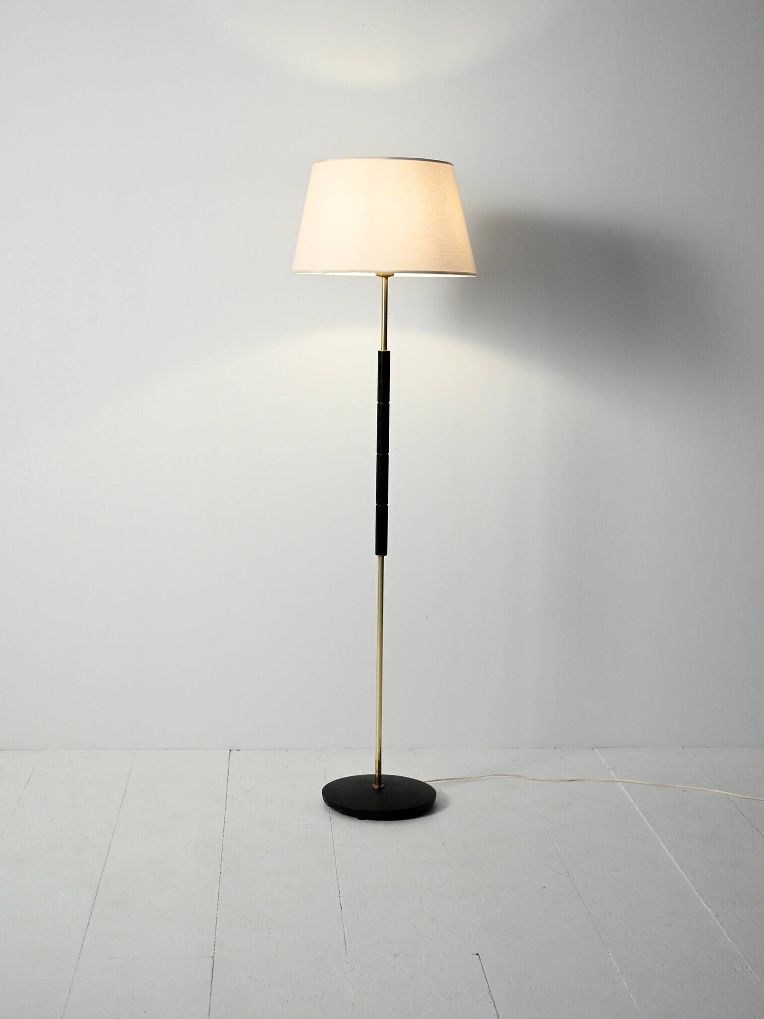 Lampadaire scandinave en laiton et bois noir, années 1950/60