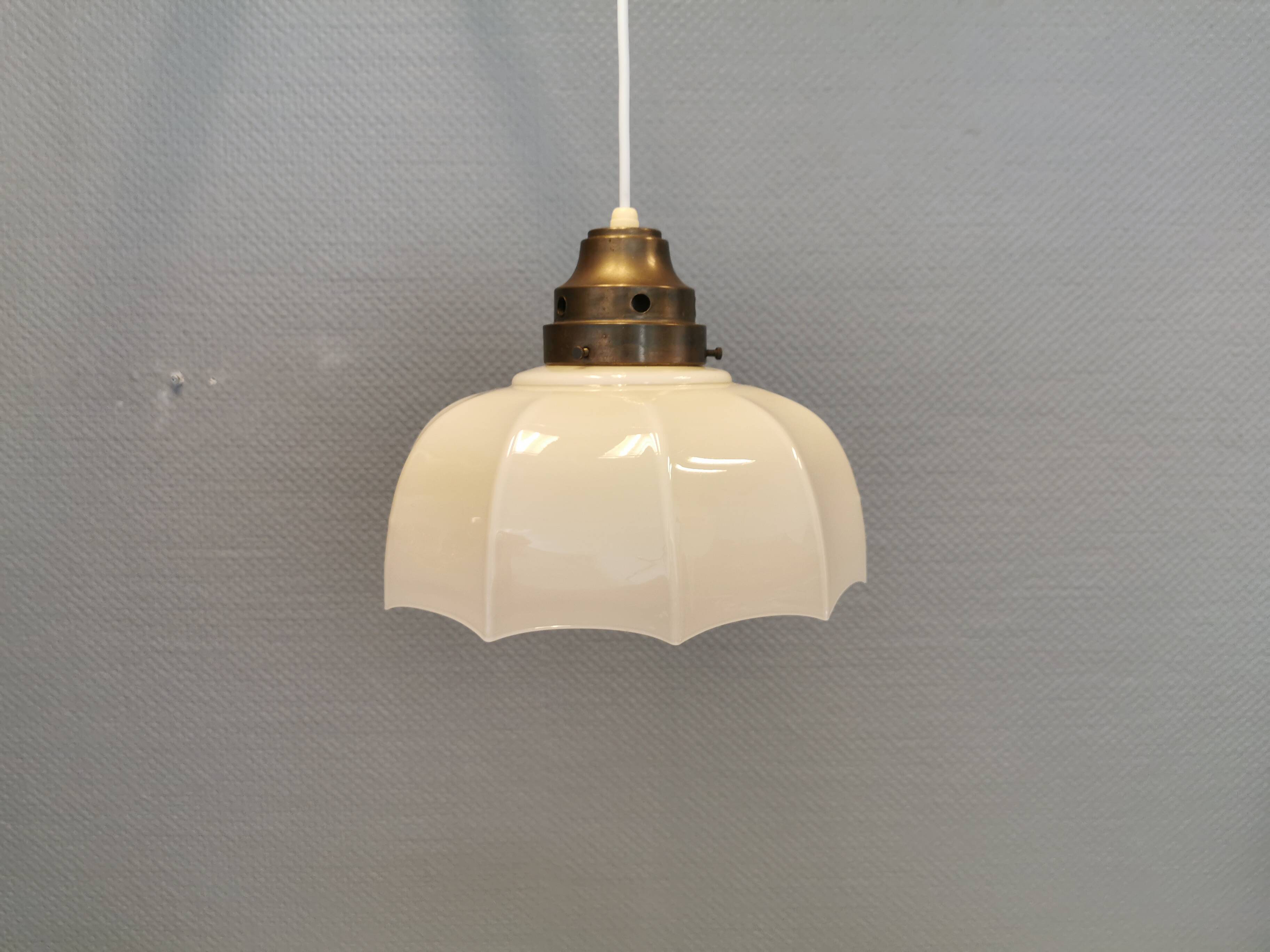 "Lampe parapluie" danoise et des années 1940-1950 de belle couleur crème avec dessus en laiton.
