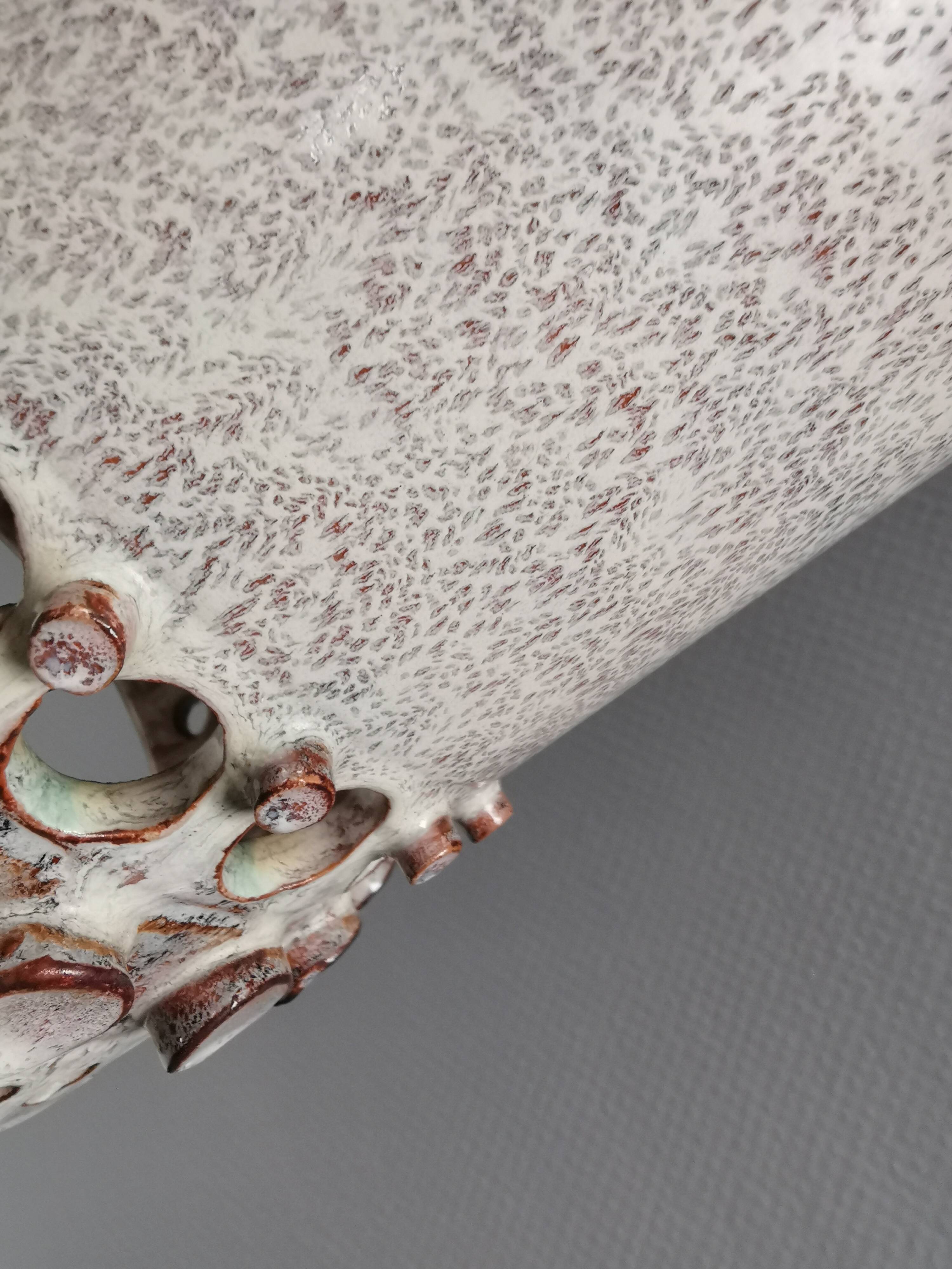 Beautiful, cylinder-shaped hanging lamp in ceramic.