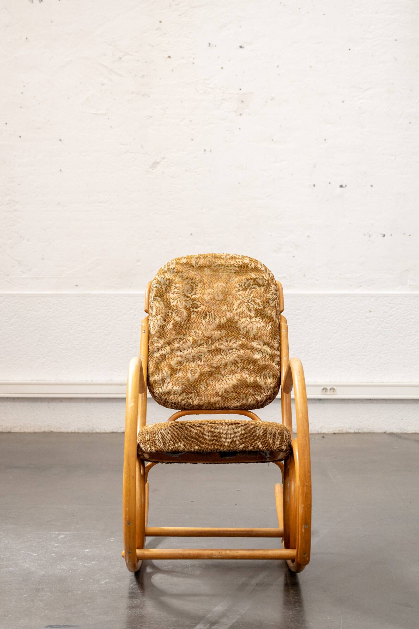 Rocking chair en bois courbé
