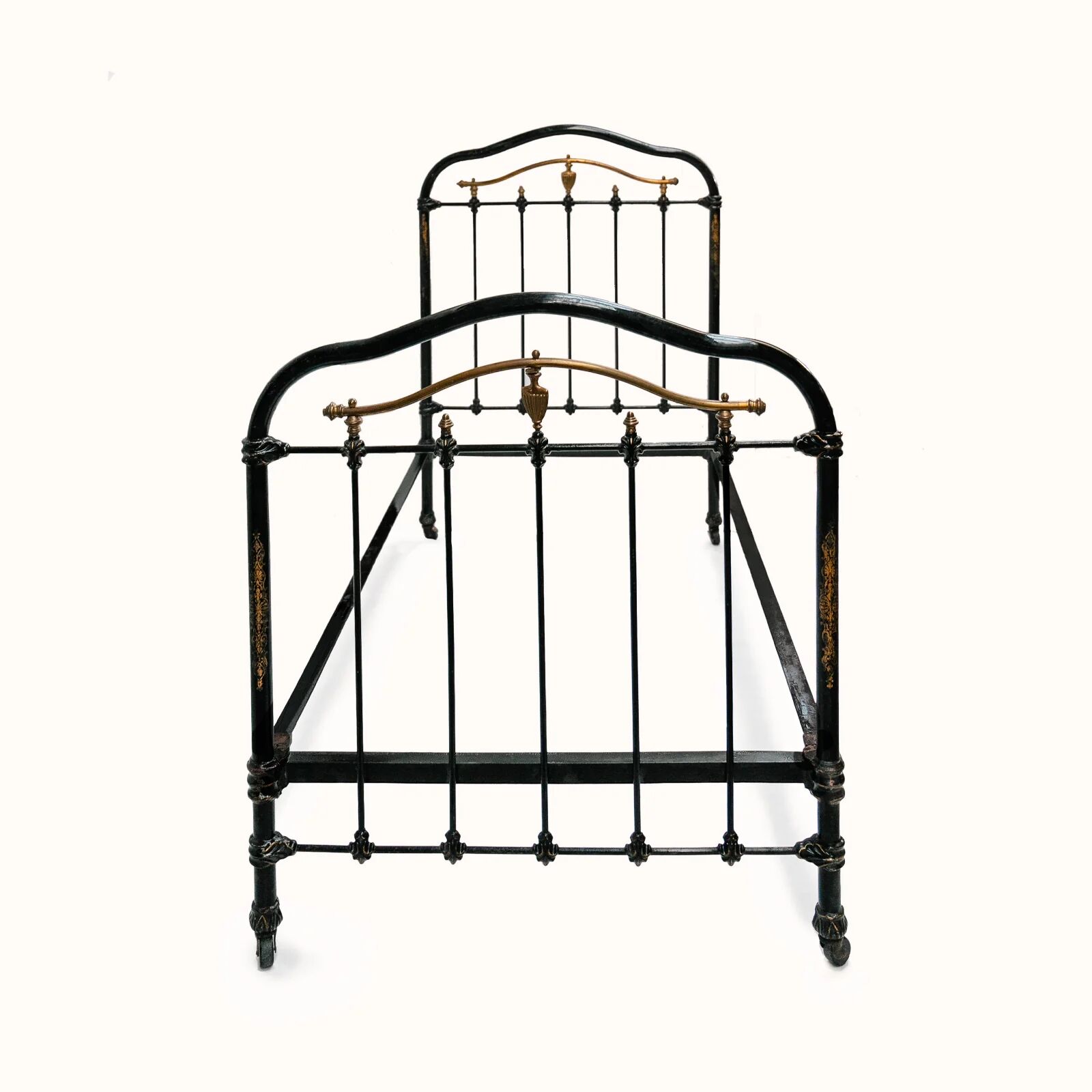 Paire de lits simples antiques assortis en fonte noire et dorée