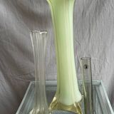Vase soliflore en opaline vert pomme vintage