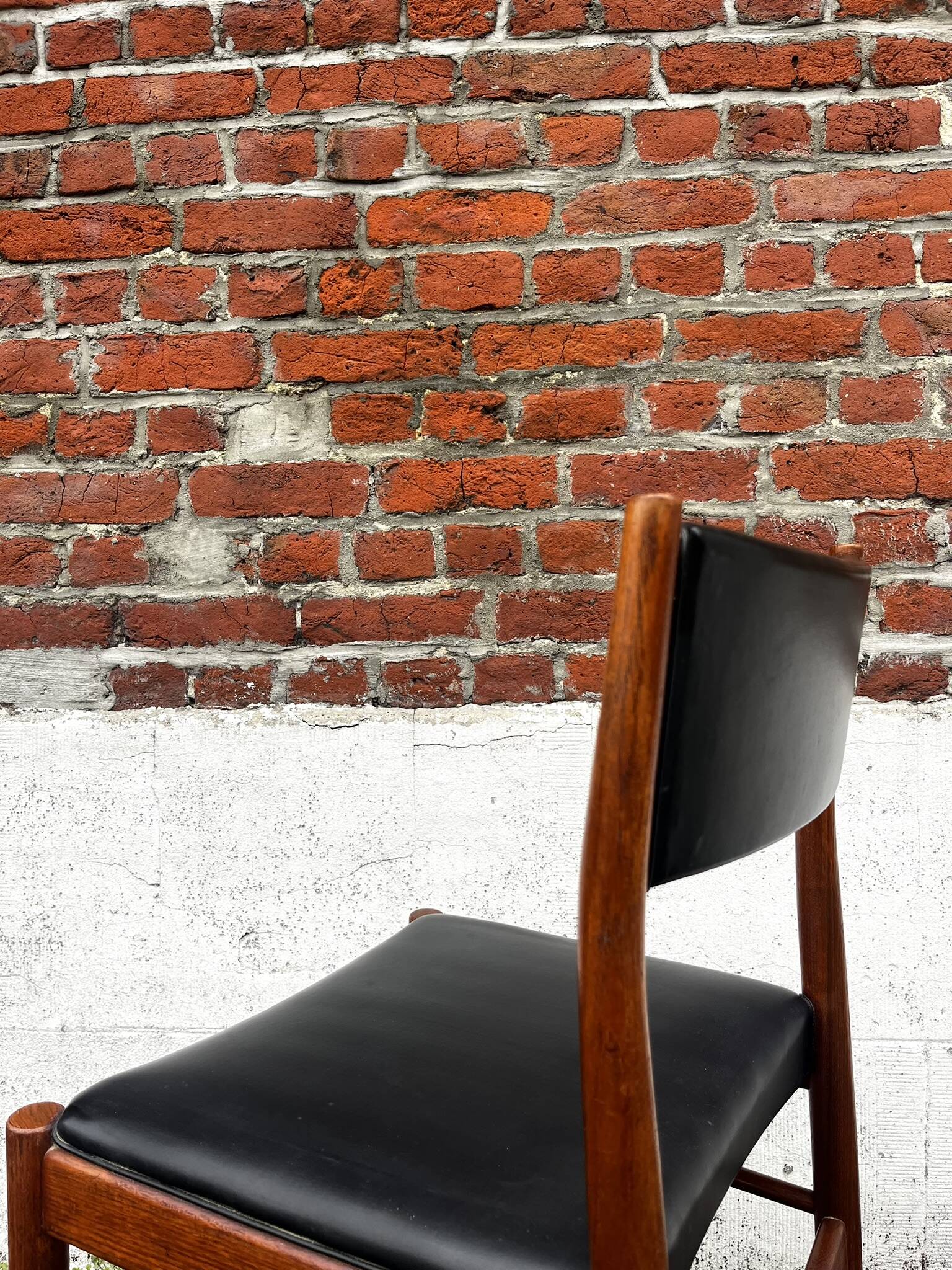 Set of 2 vintage Scandinavian chairs in wood and black faux leather.