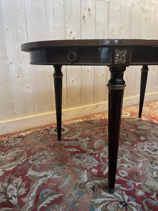 Table à manger ovale de style Louis XVI acajou et laiton