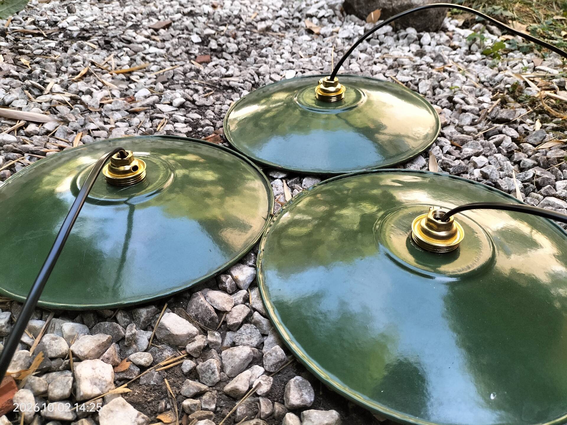 Suspensions in enamelled sheets