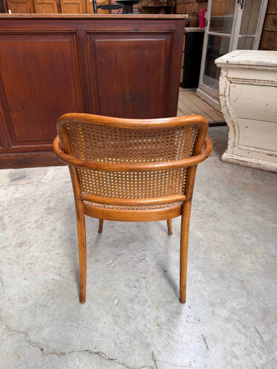 Thonet chair no. 811 in bent wood, design by Josef Hoffman.