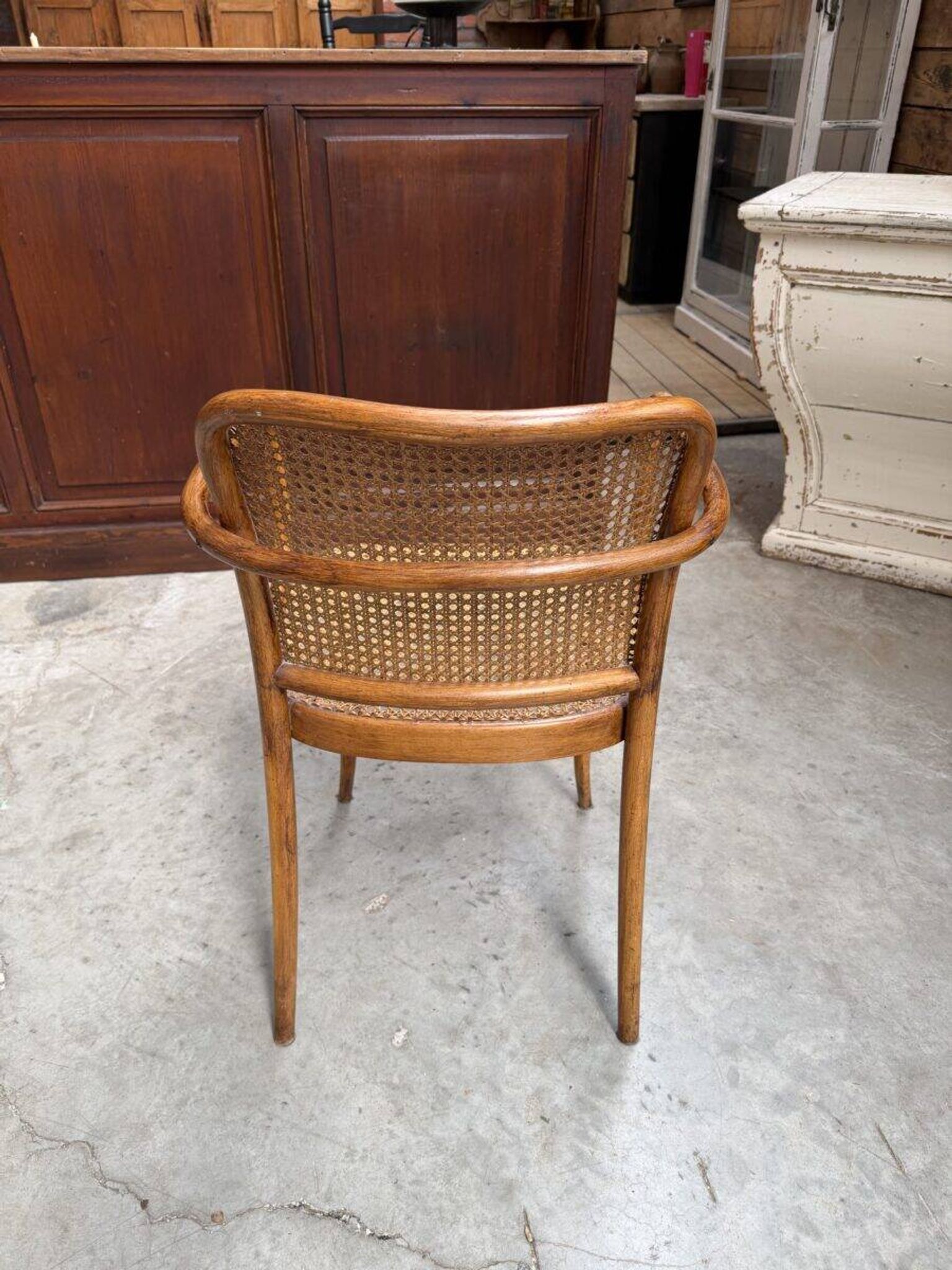Thonet chair no. 811 in bent wood, design by Josef Hoffman.