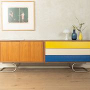 Buffet exclusif de style mid-century avec base en acier inoxydable, années 1960.
