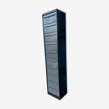 Industrial metal locker with 10 valves