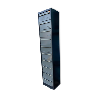 Industrial metal locker with 10 valves