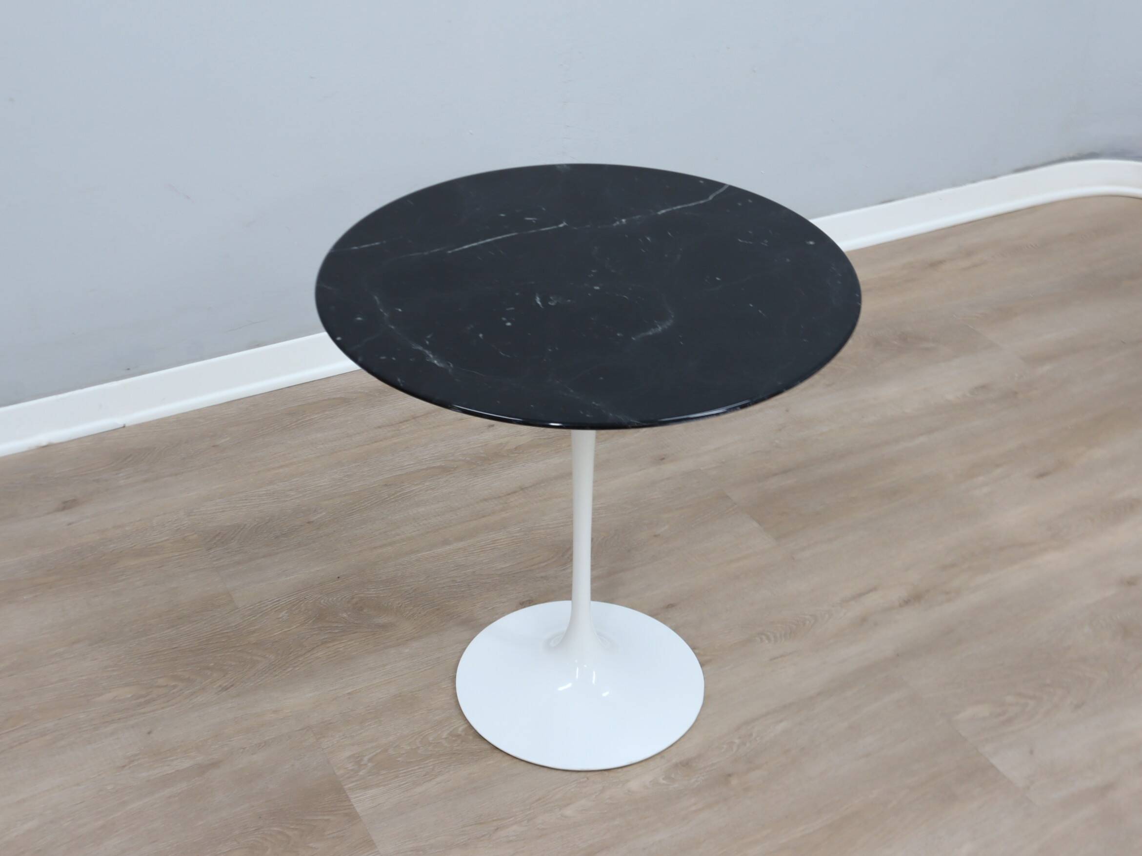 Table basse tulipe Knoll Saarinen années 1980 en marbre noir Marquina
