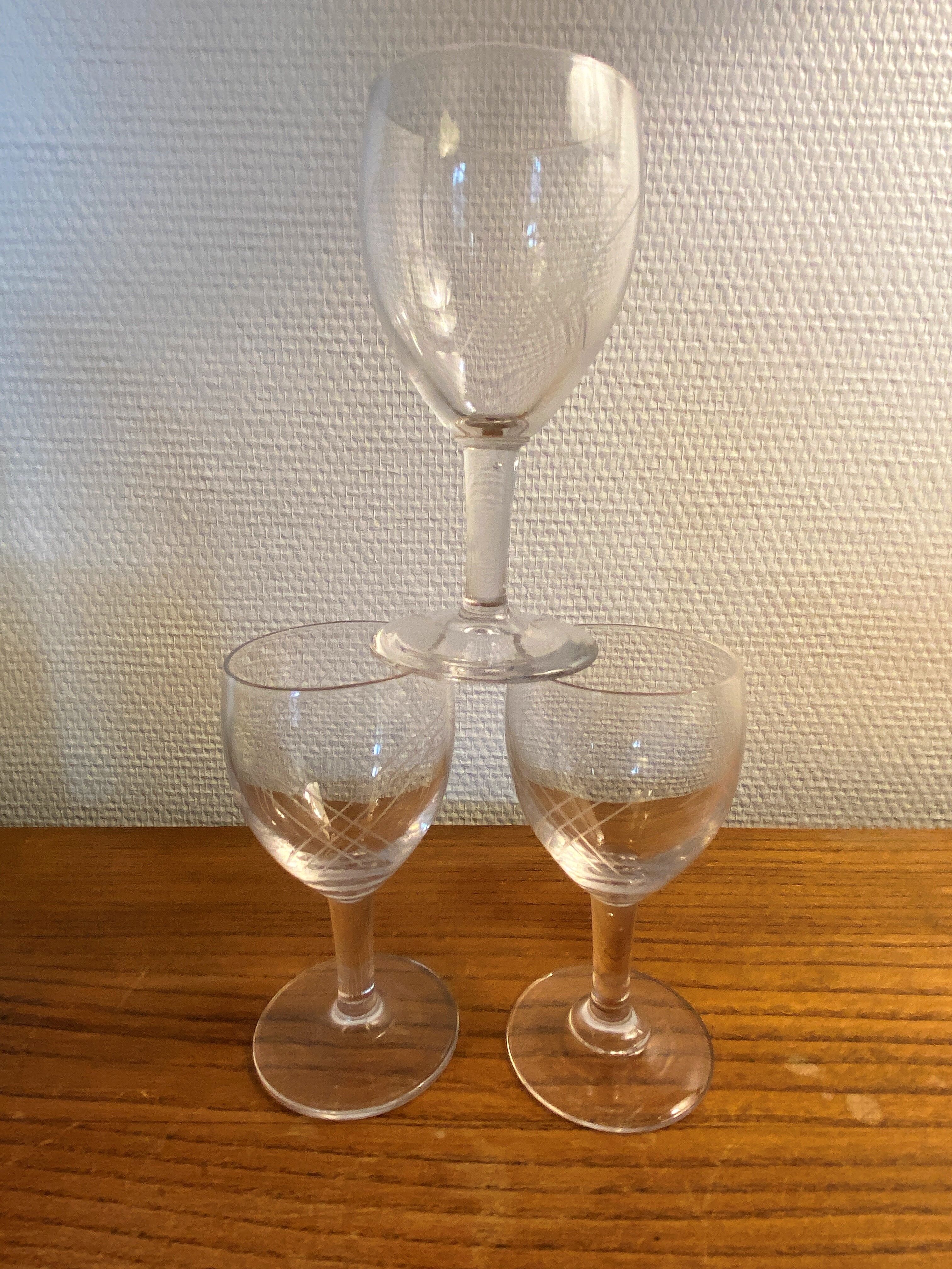 Set of 3 white wine glasses in cut glass