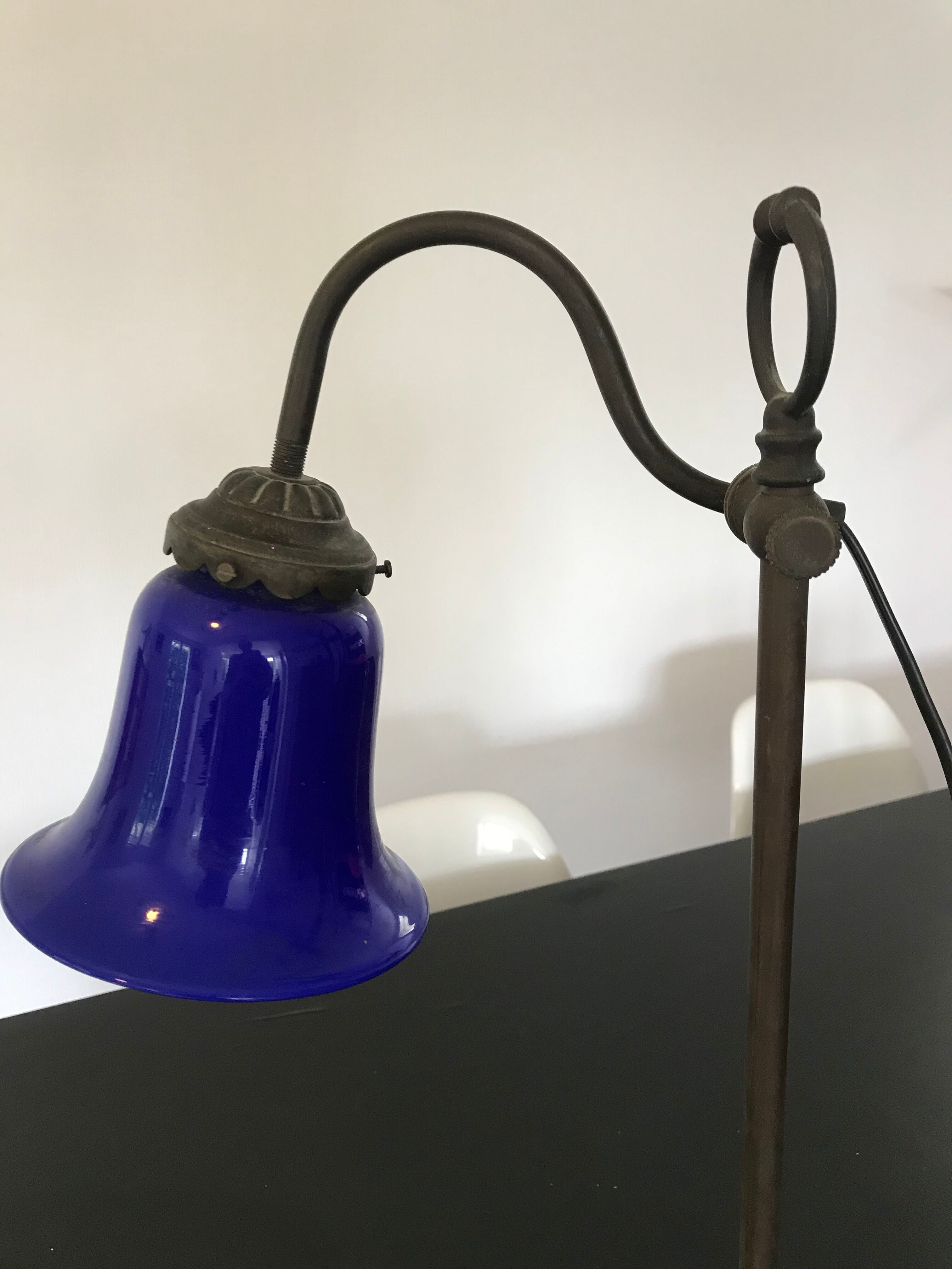 Lampe bleue forme tulipe