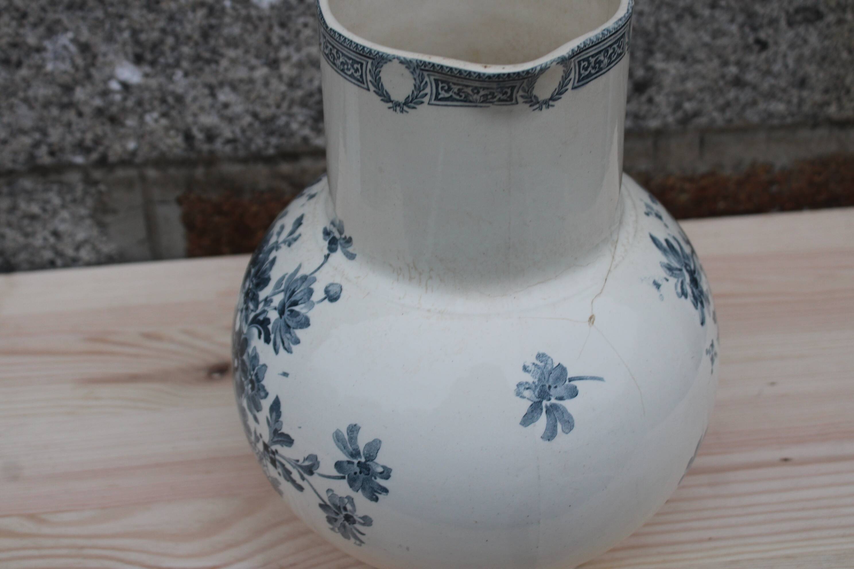 Broc de toilette ancien en faïence Terre de Fer – Salins – décor Marguerite