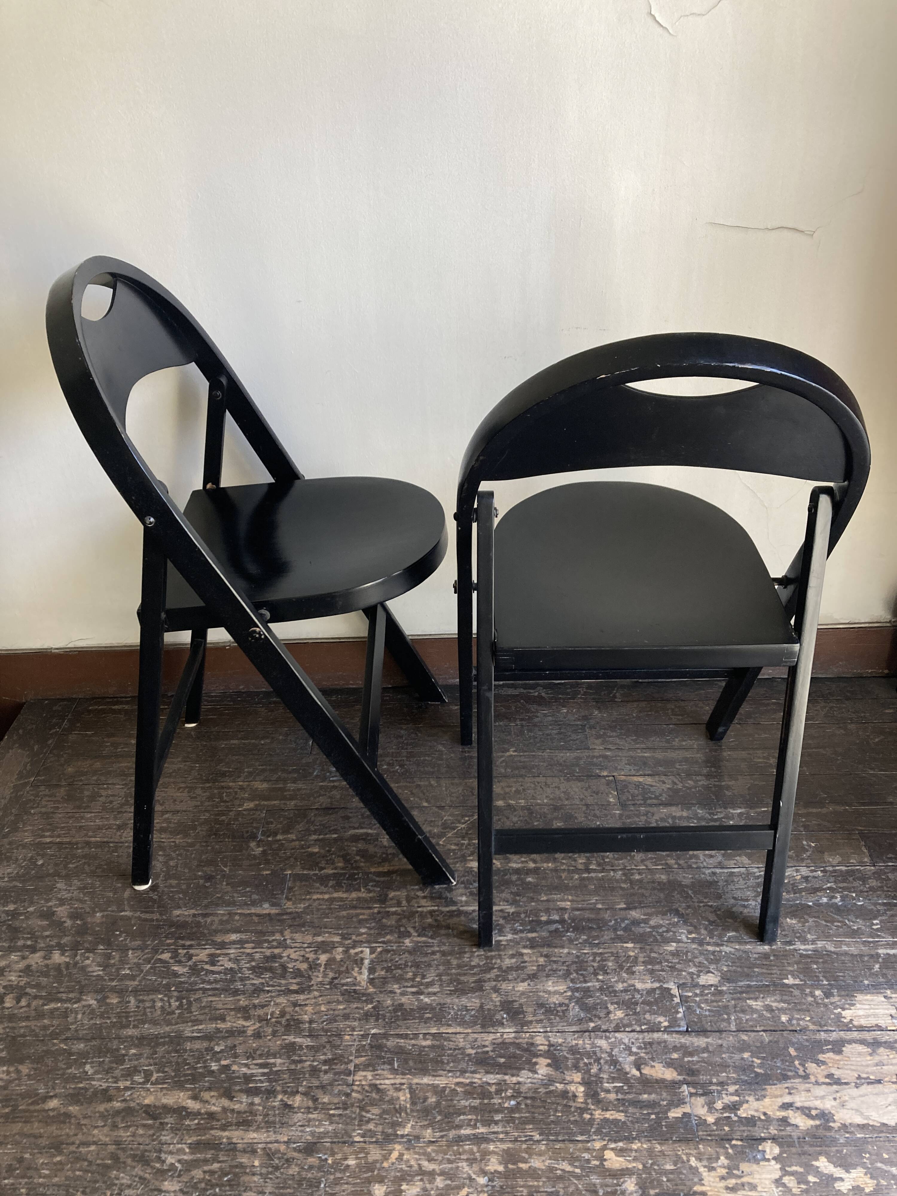 Pair of Thonet 751 Bahaus folding chairs in bentwood