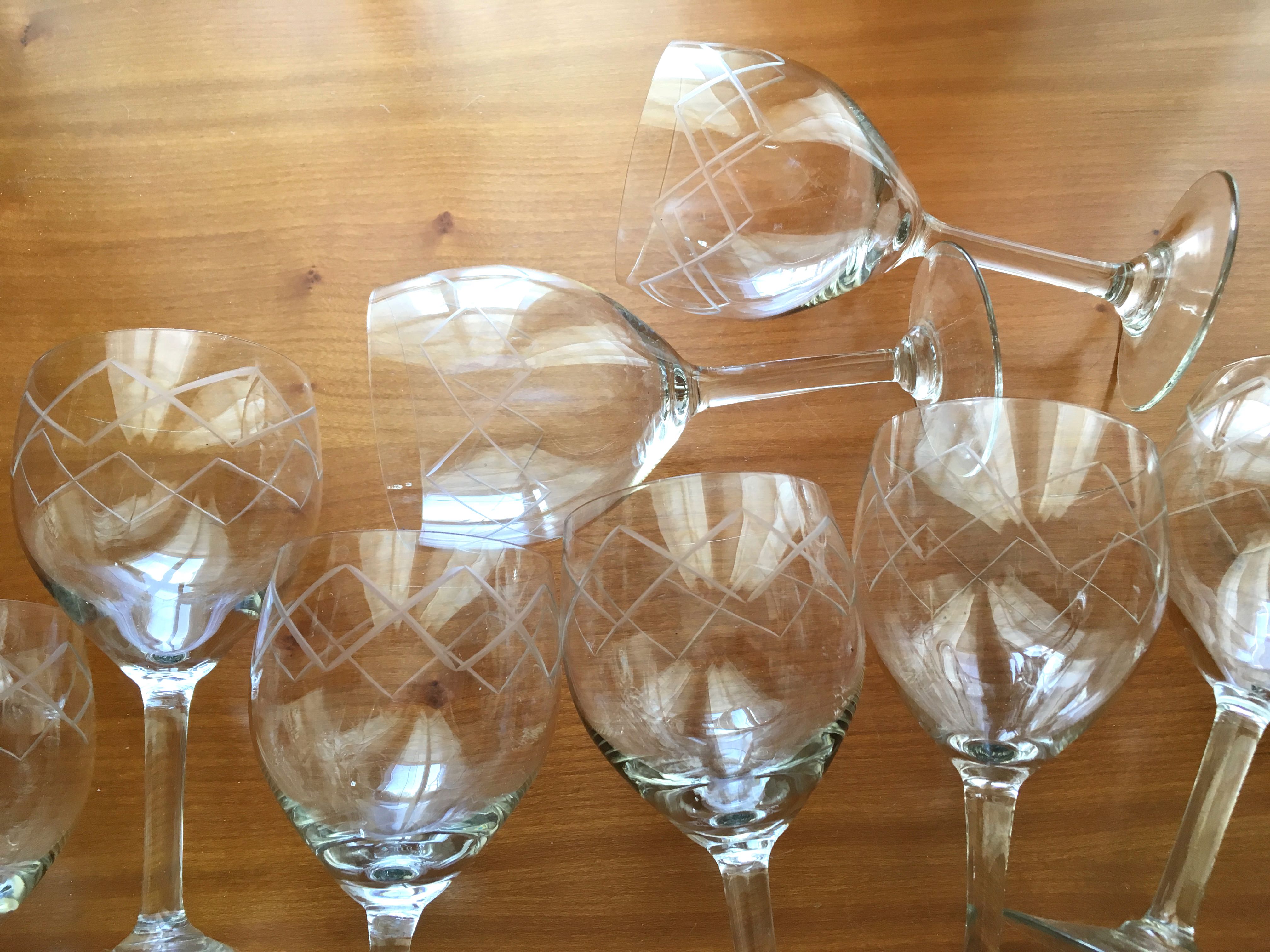 Set of 8 glasses of chiseled wine