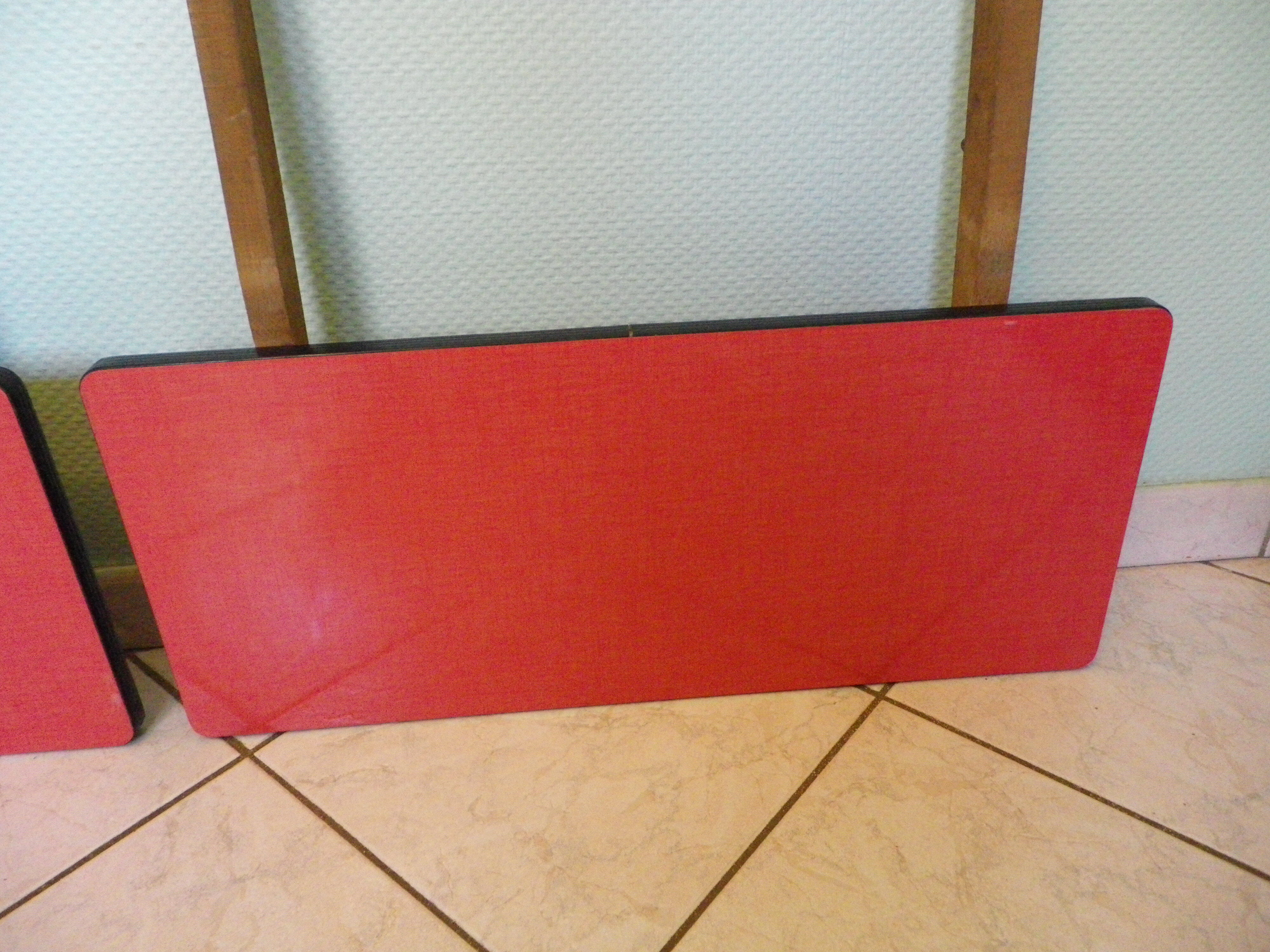 Table in red formica, 4 roc chairs, 2 extension cords, 2 drawers 60