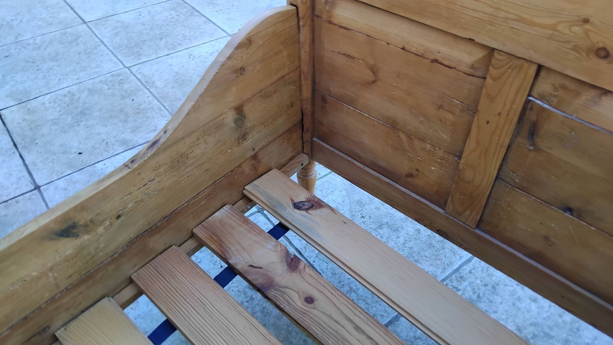 Vintage pine bed chalet style Chamonix for one person.