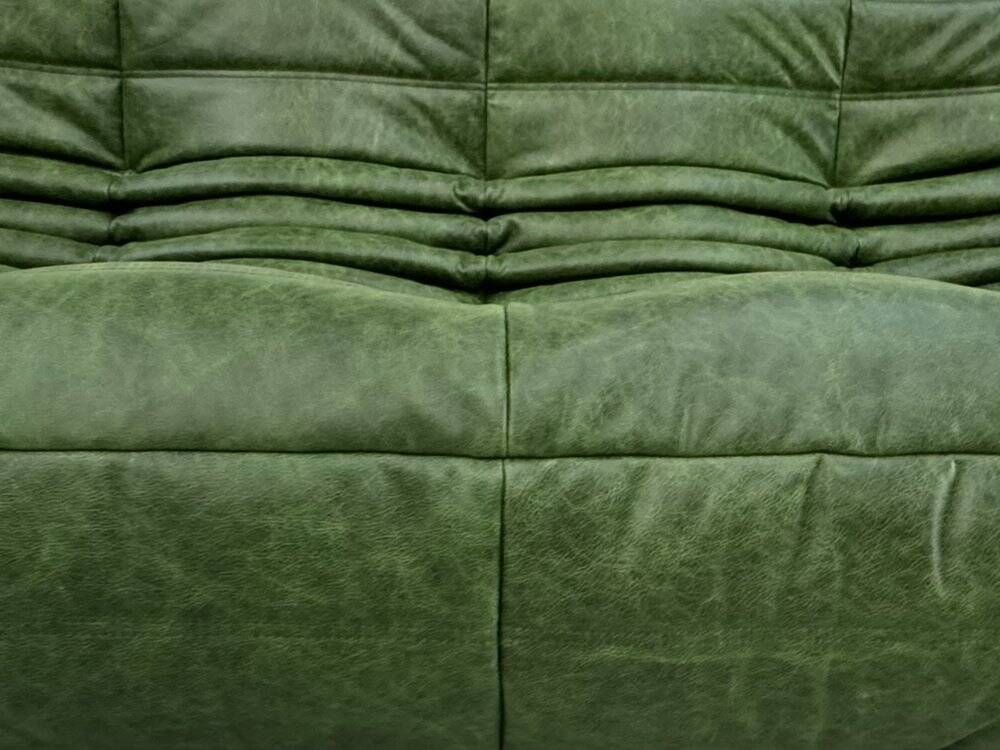 Canapé Togo en cuir vert attribué à Michel Ducaroy pour Ligne Roset.