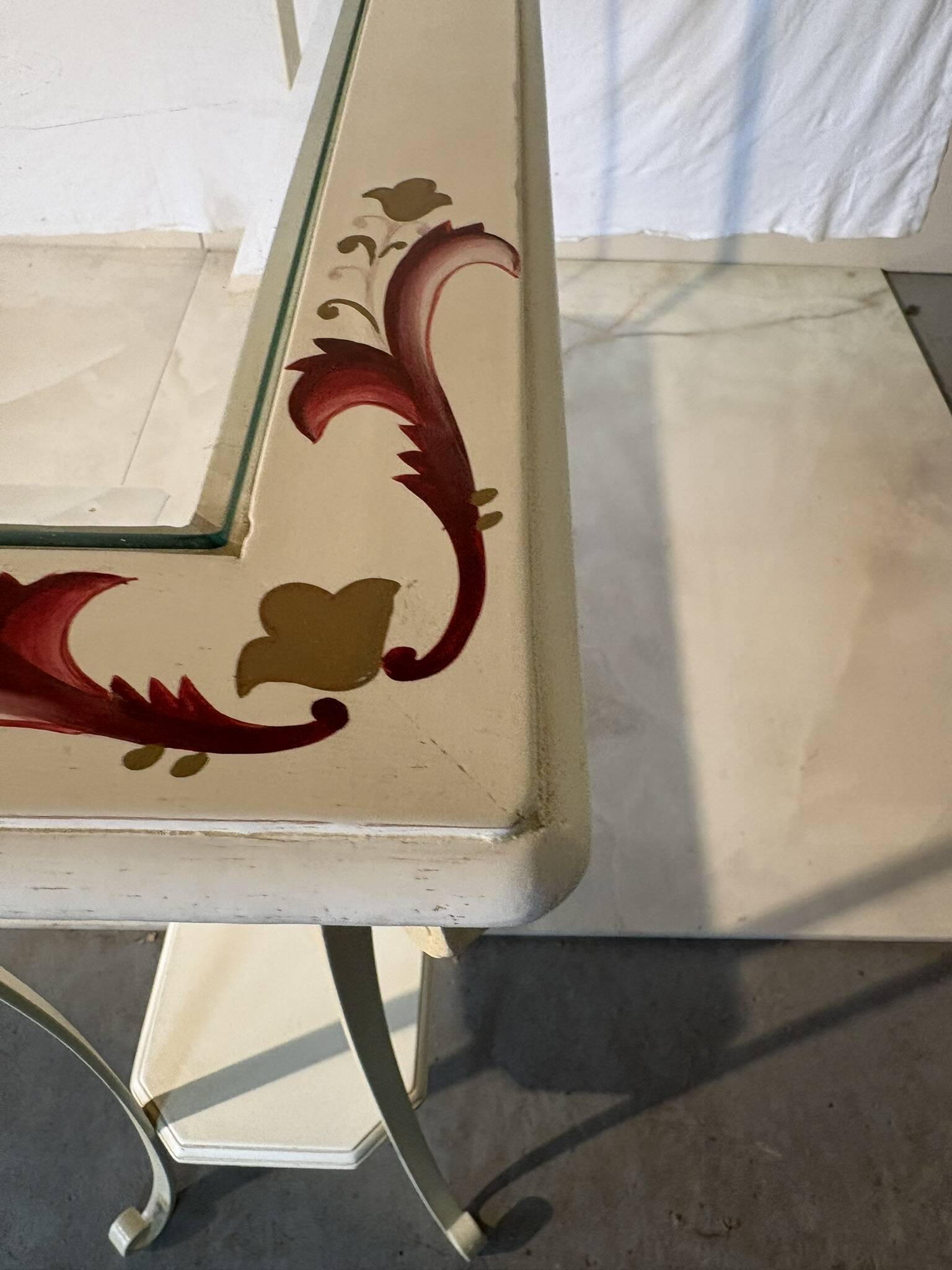 Console en fer forgé blanche à décor fleuri et plateau bois et verre