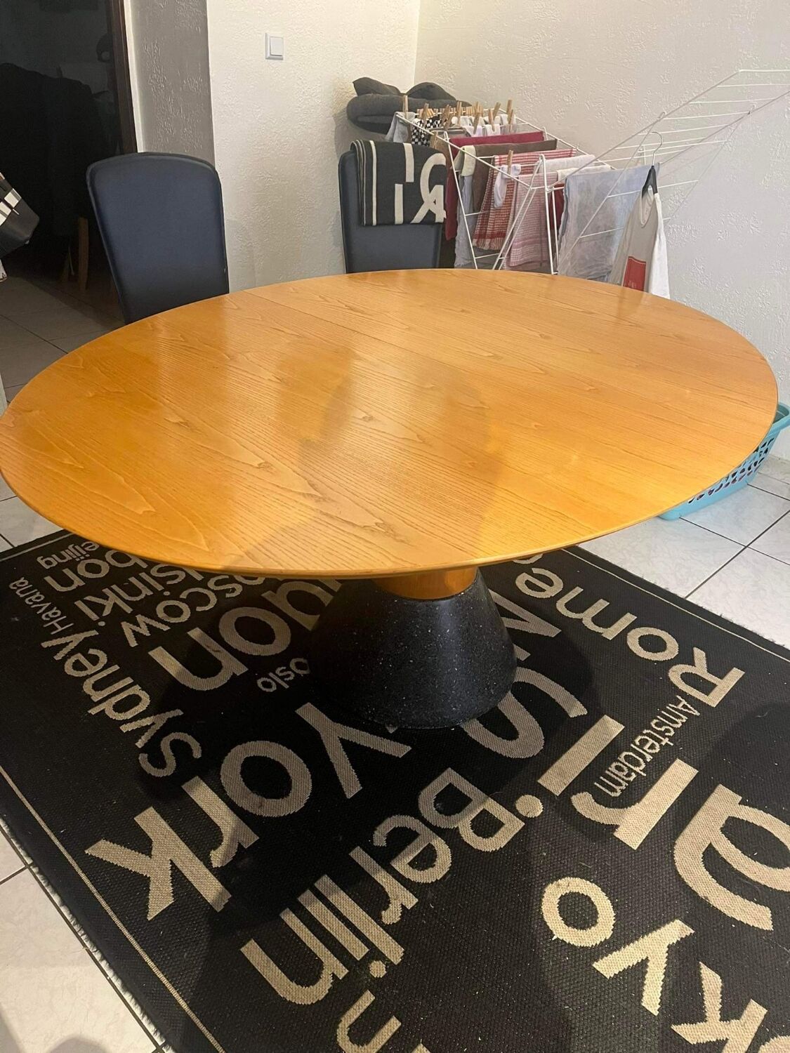 Extendable oval table by Arnold Merckx for Arco 90s