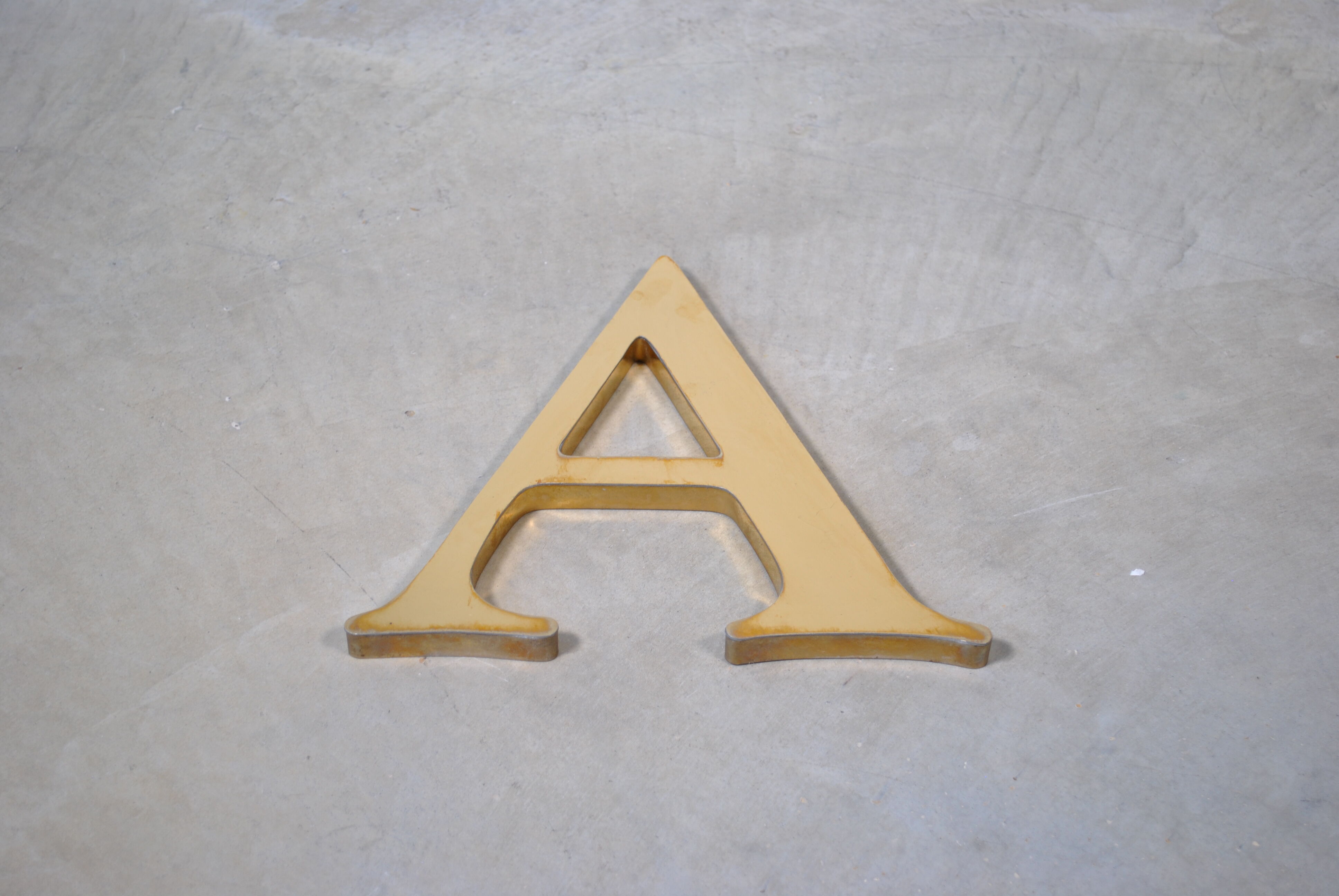 Lettre enseigne en métal dorée "A"  1980