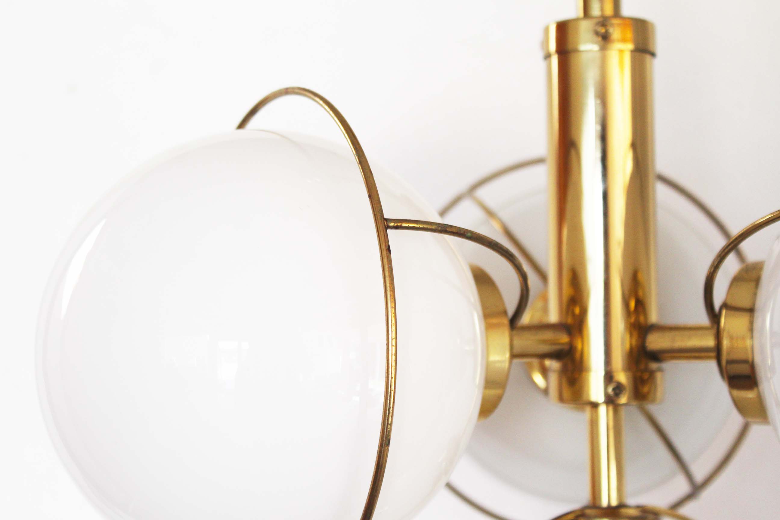 Lustre en verre laiton & opalin by Leola