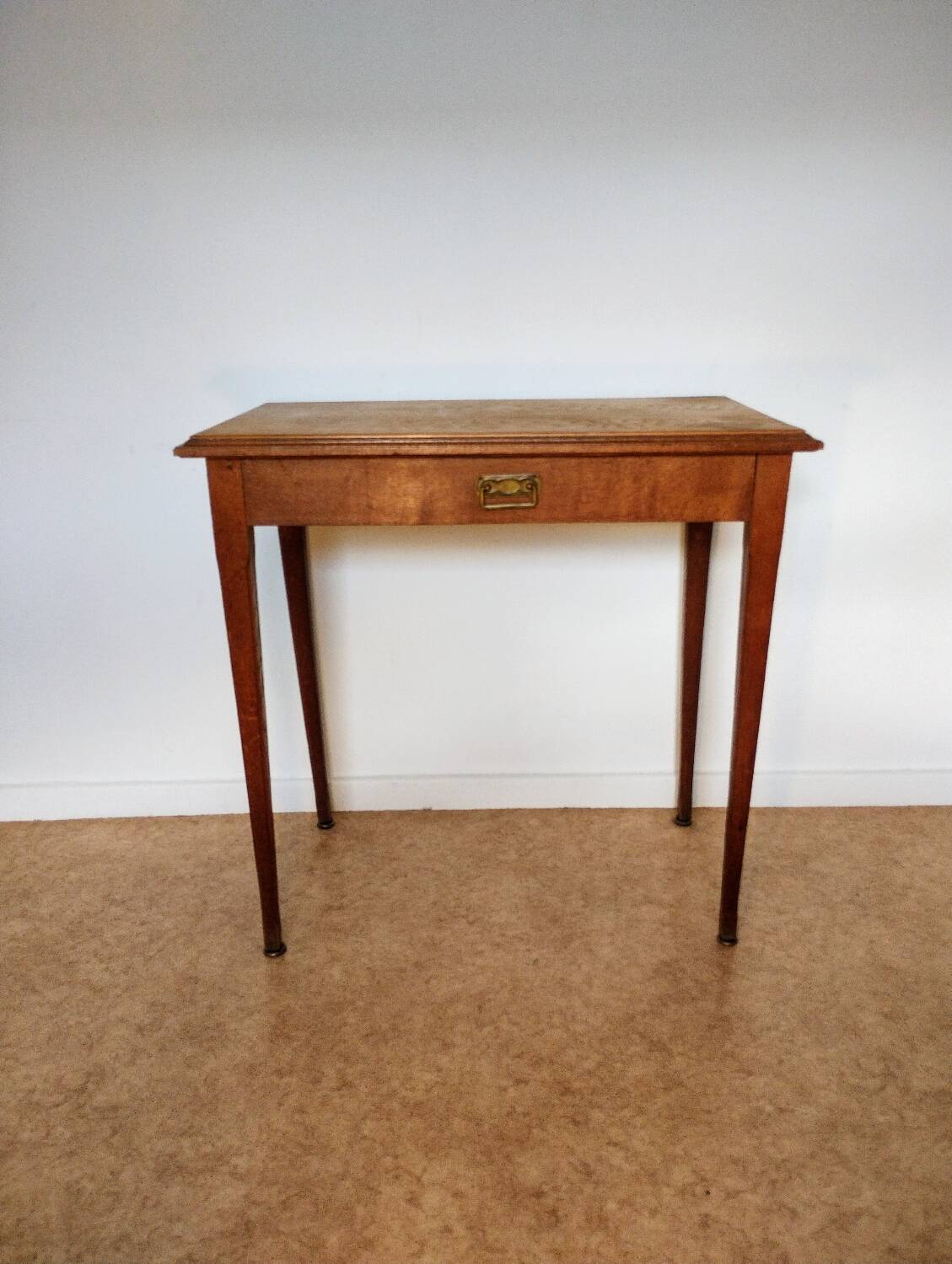 Spindle leg desk