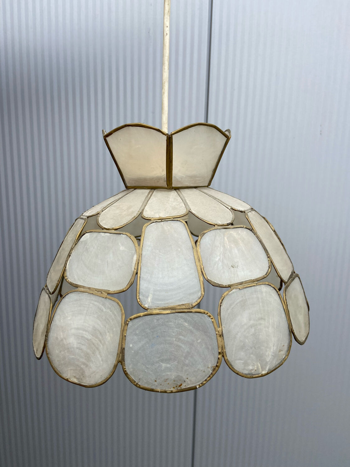 Mother-of-pearl and brass suspension