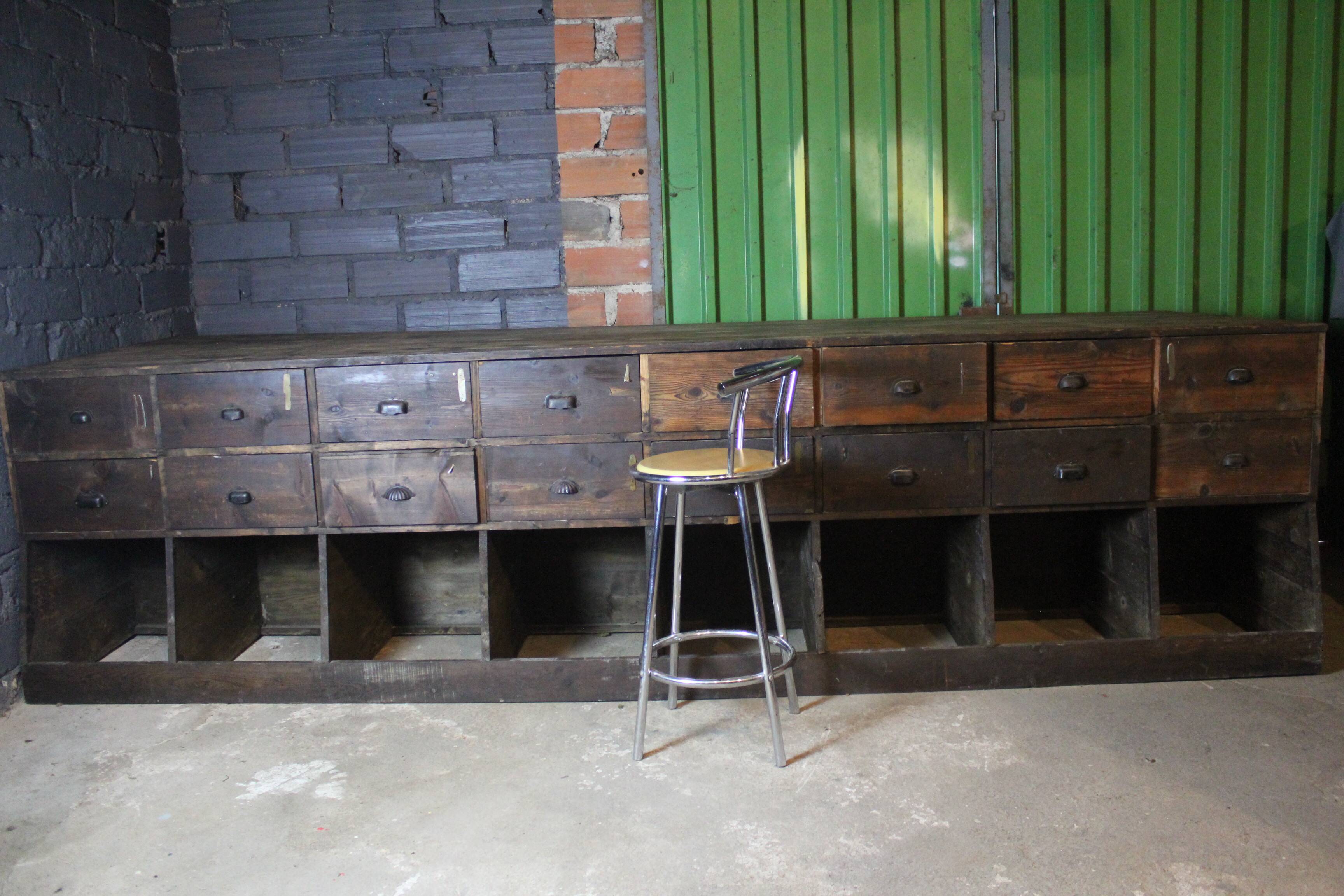 Double-sided cutlery cabinet