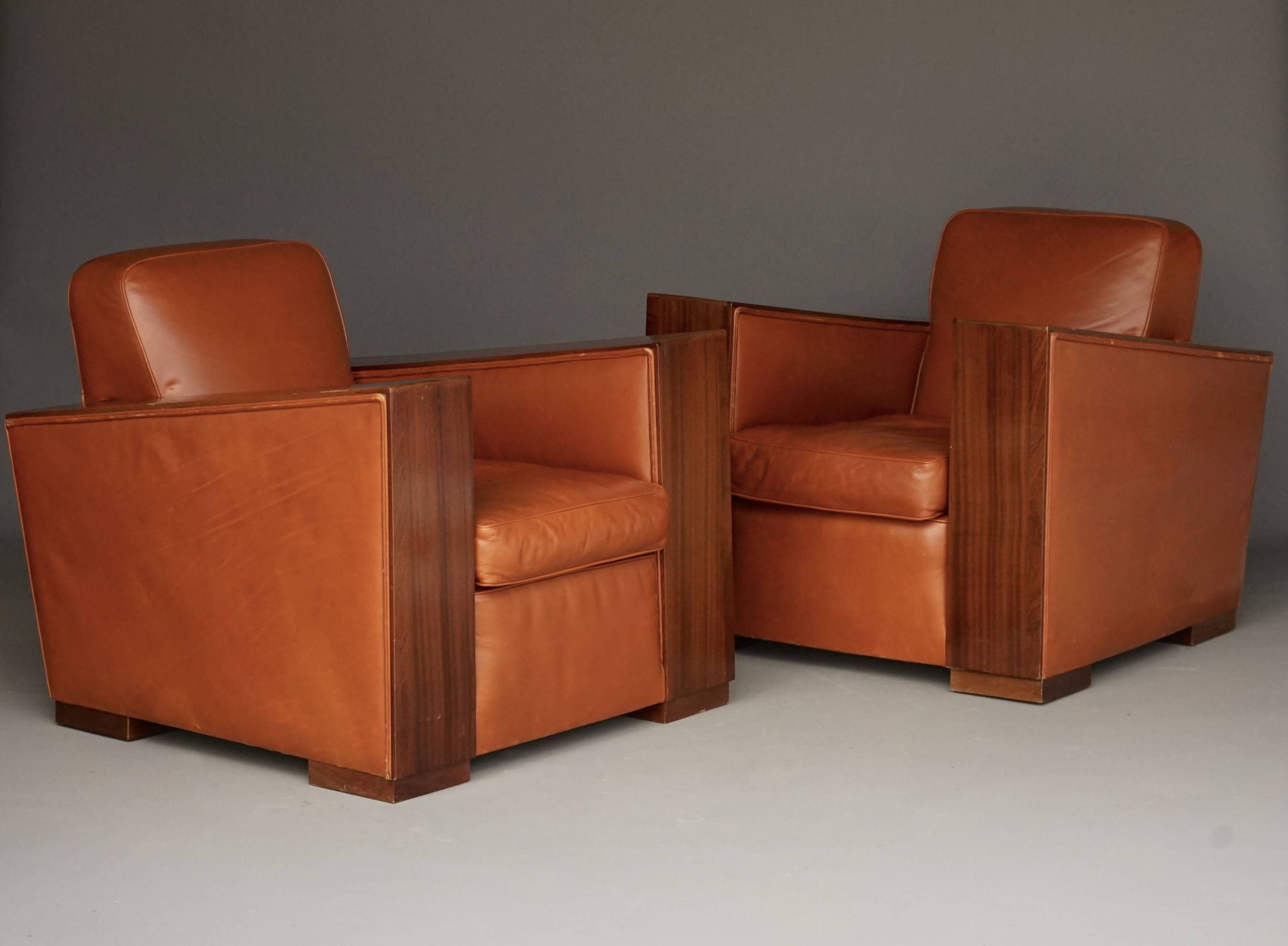 Paire de fauteuils en cuir Art Déco. Années 1940.
