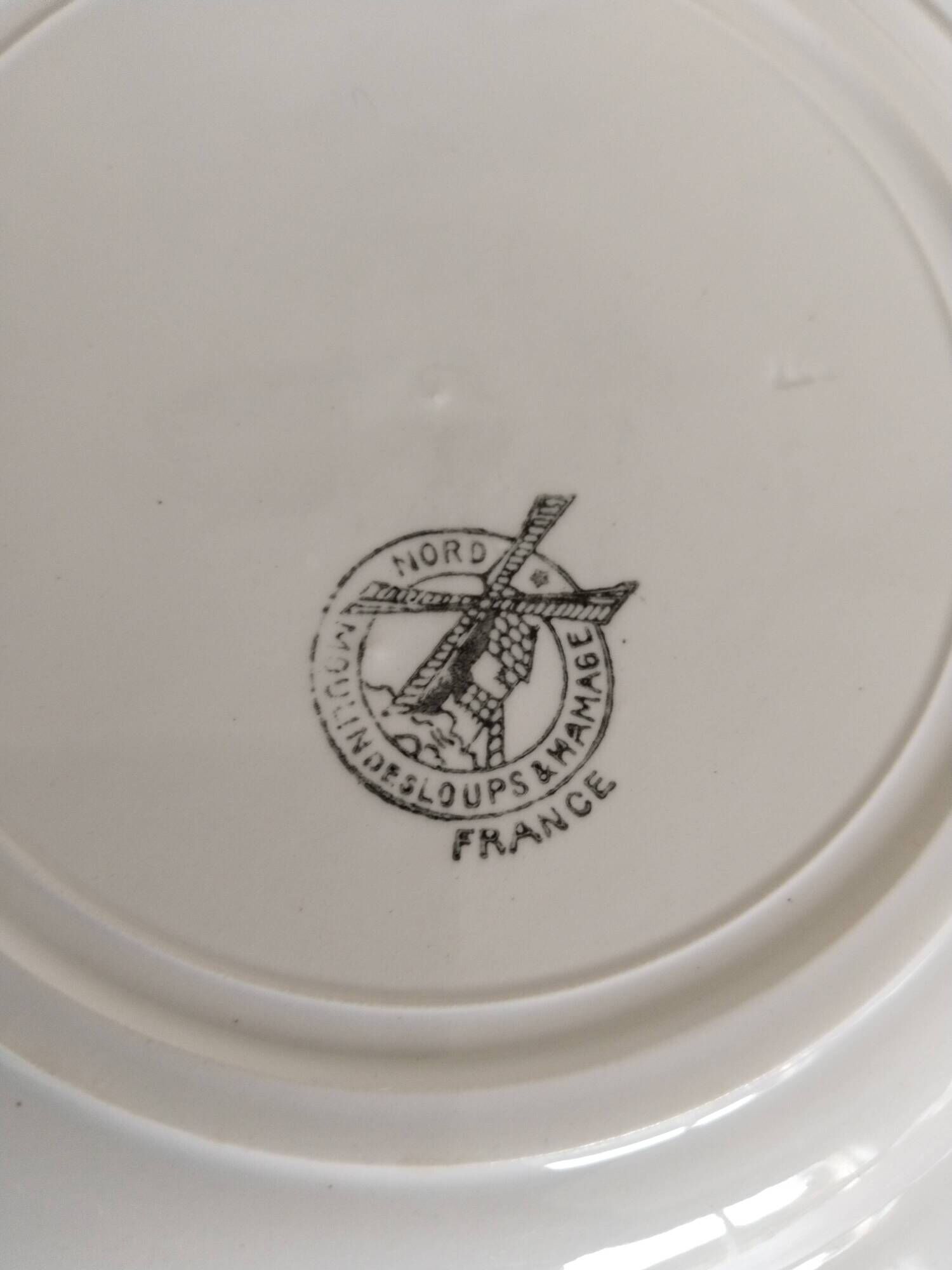 Set of 8 Moulin des Loups earthenware dinner plates, Garlands